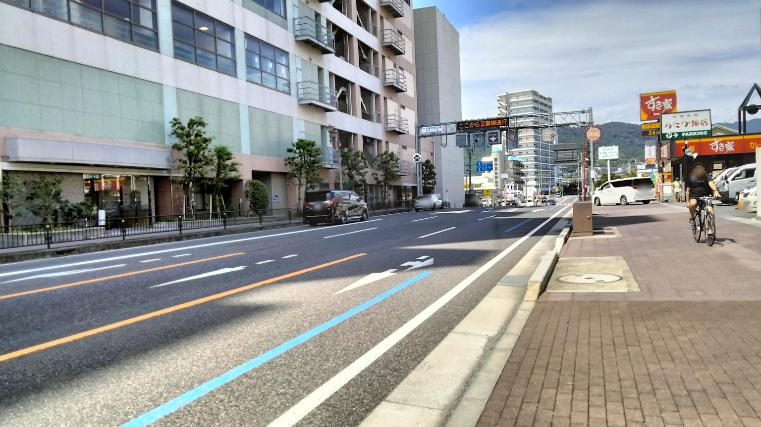 Vue de rue avec des bâtiments et un trottoir en milieu urbain