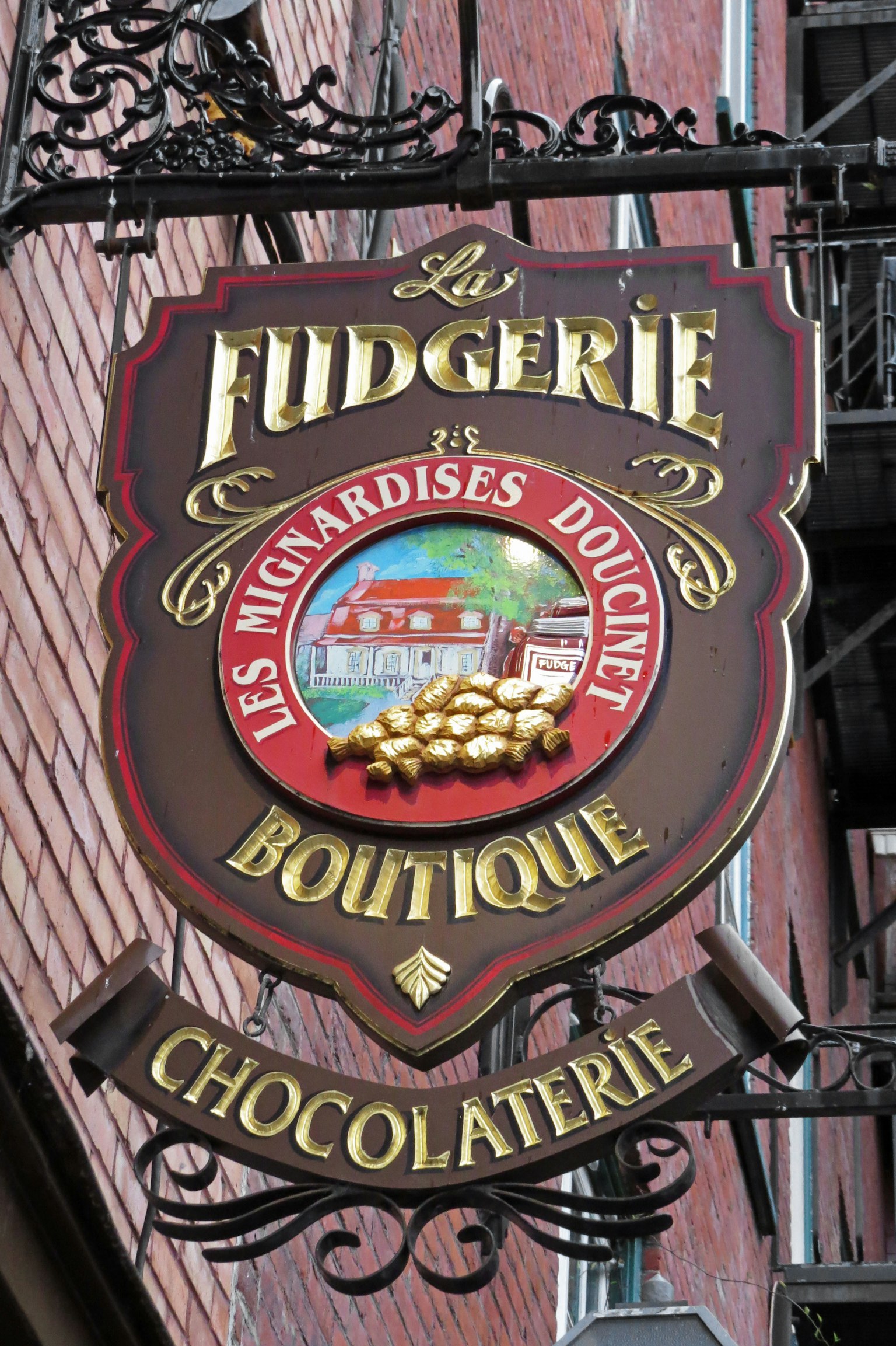 Cartel de una chocolatería francesa con un logo colorido y el nombre de la tienda