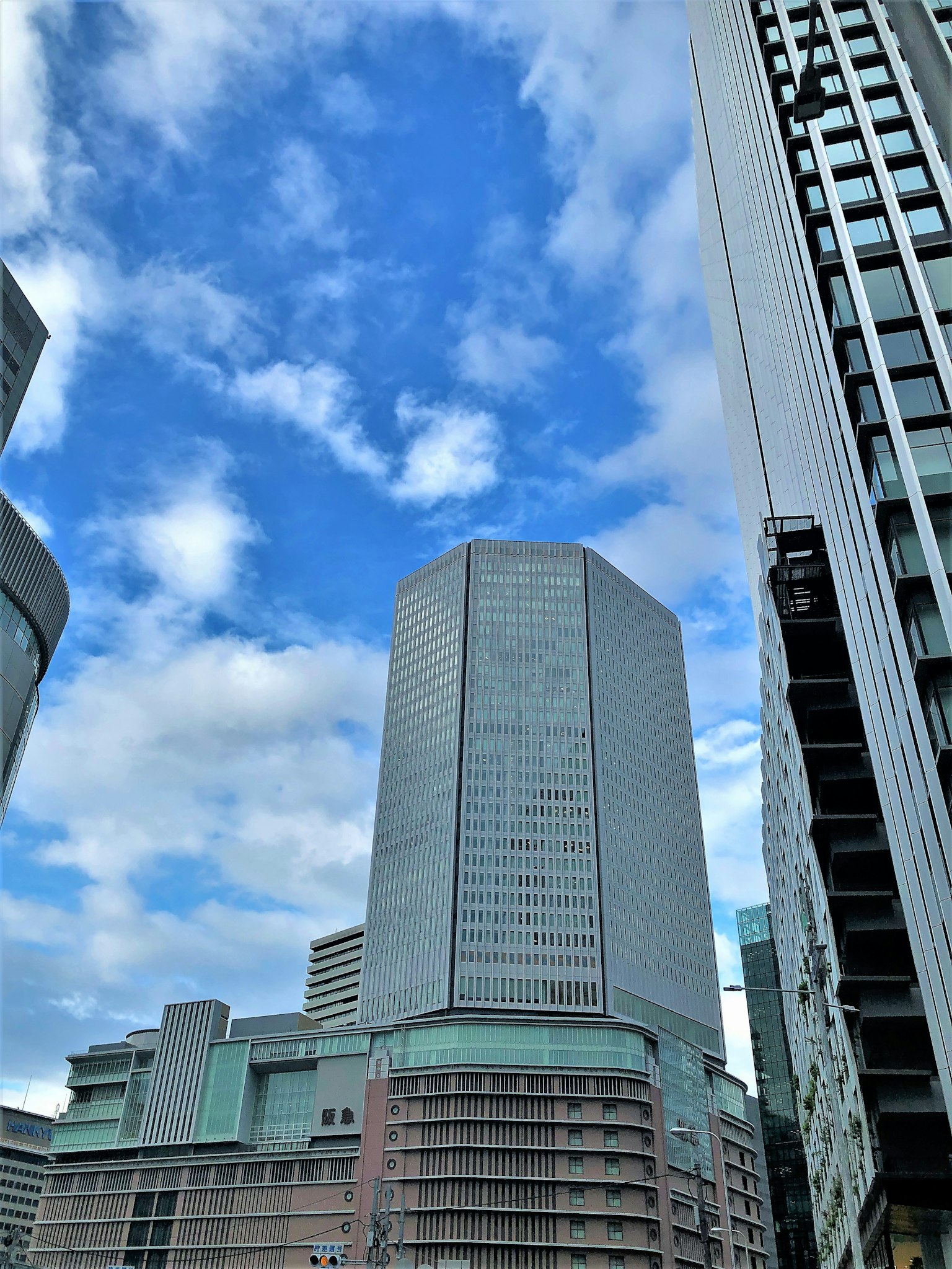 Vista di grattacieli contro un cielo blu