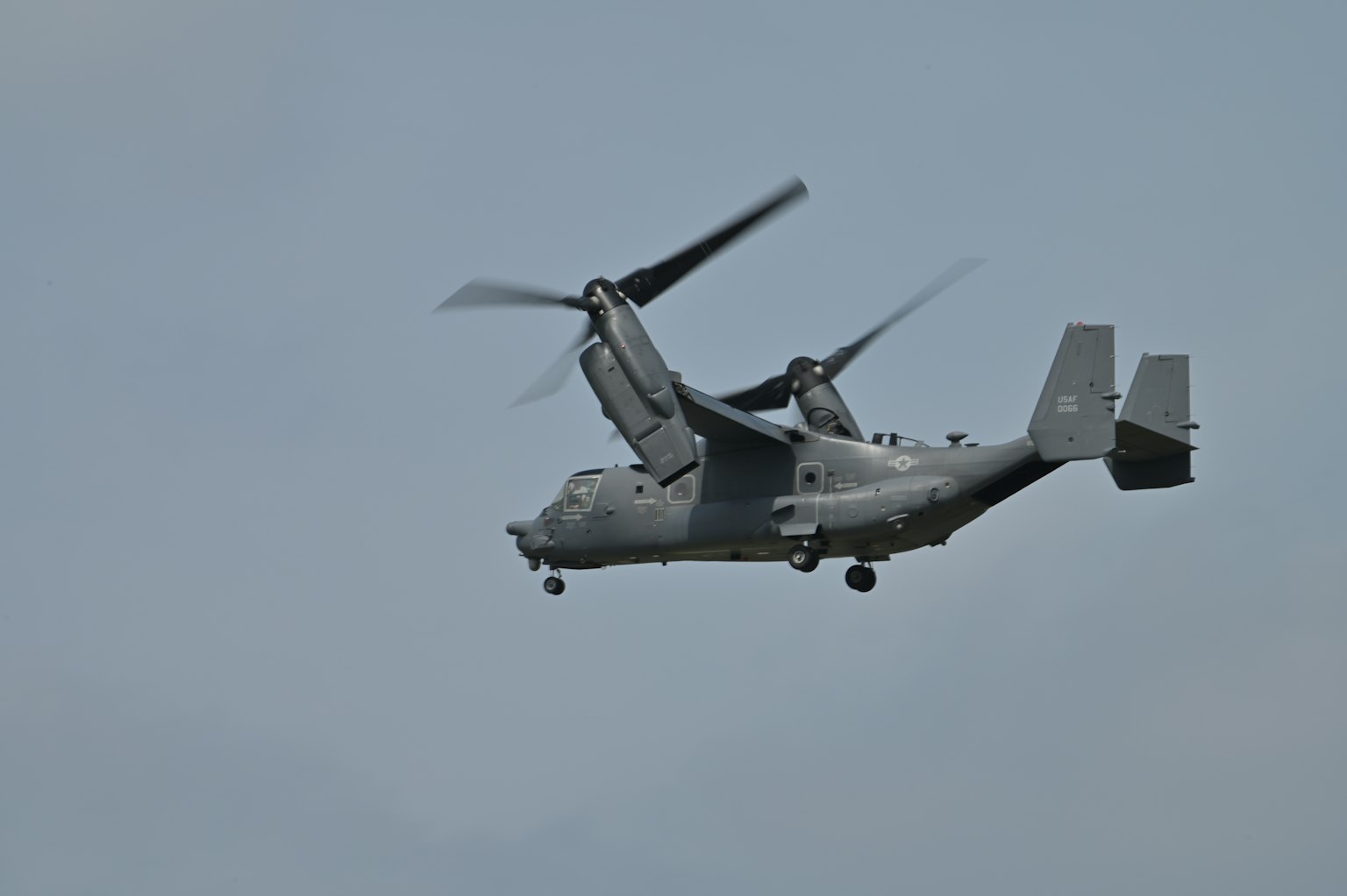Militärisches Osprey-Flugzeug fliegt am Himmel