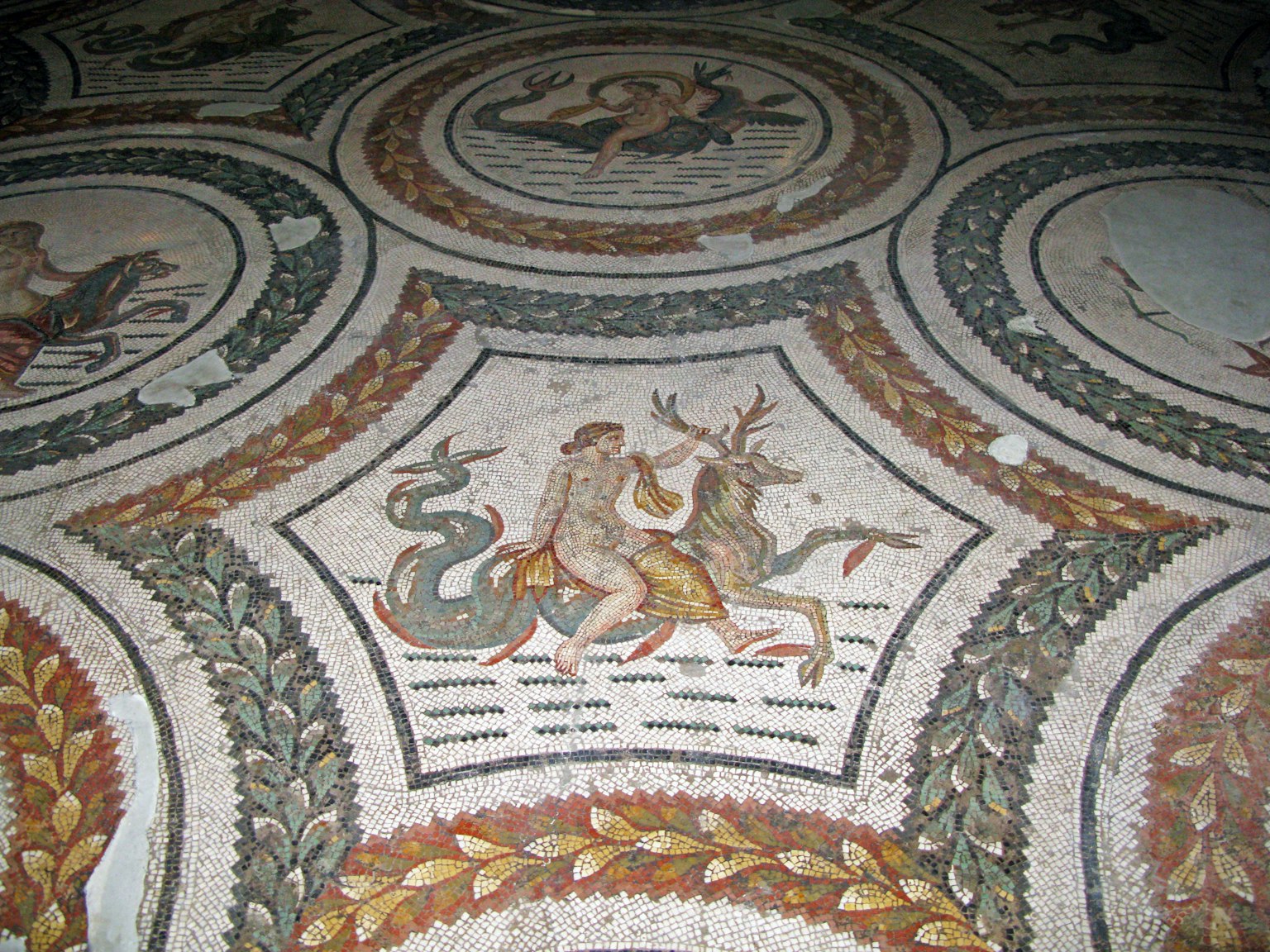 Desain lantai mozaik kuno dengan makhluk mitologis