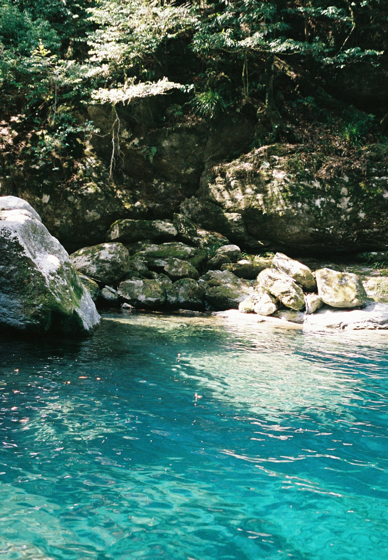 自然风景，清澈的蓝色水域和岩石