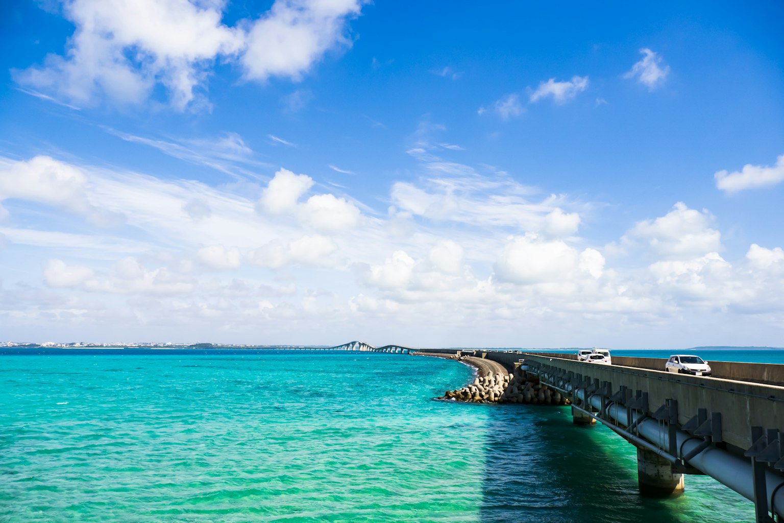 Une vue pittoresque d'un pont s'étendant sur des eaux turquoise sous un ciel bleu