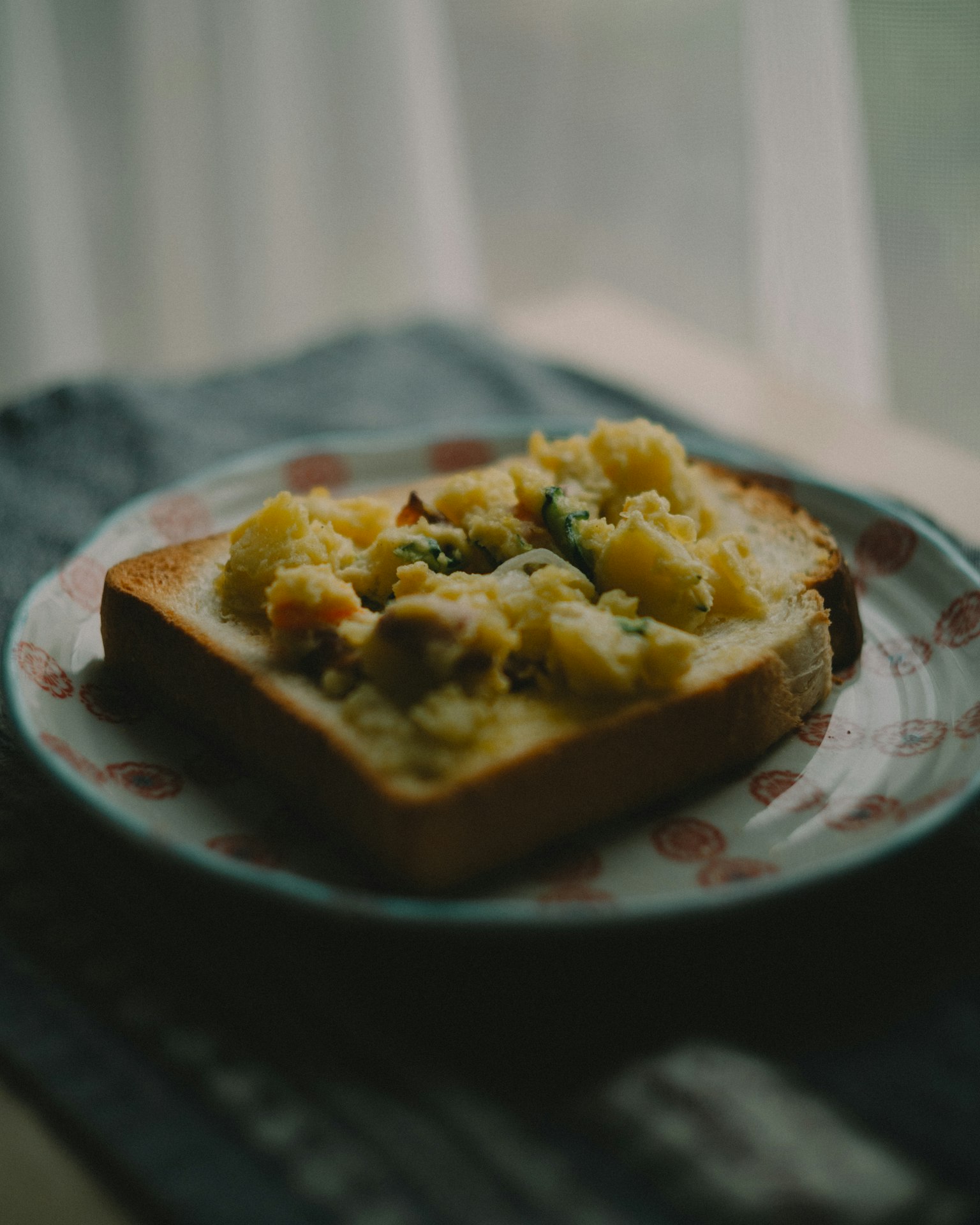 Toast garni d'ingrédients servi sur une assiette blanche