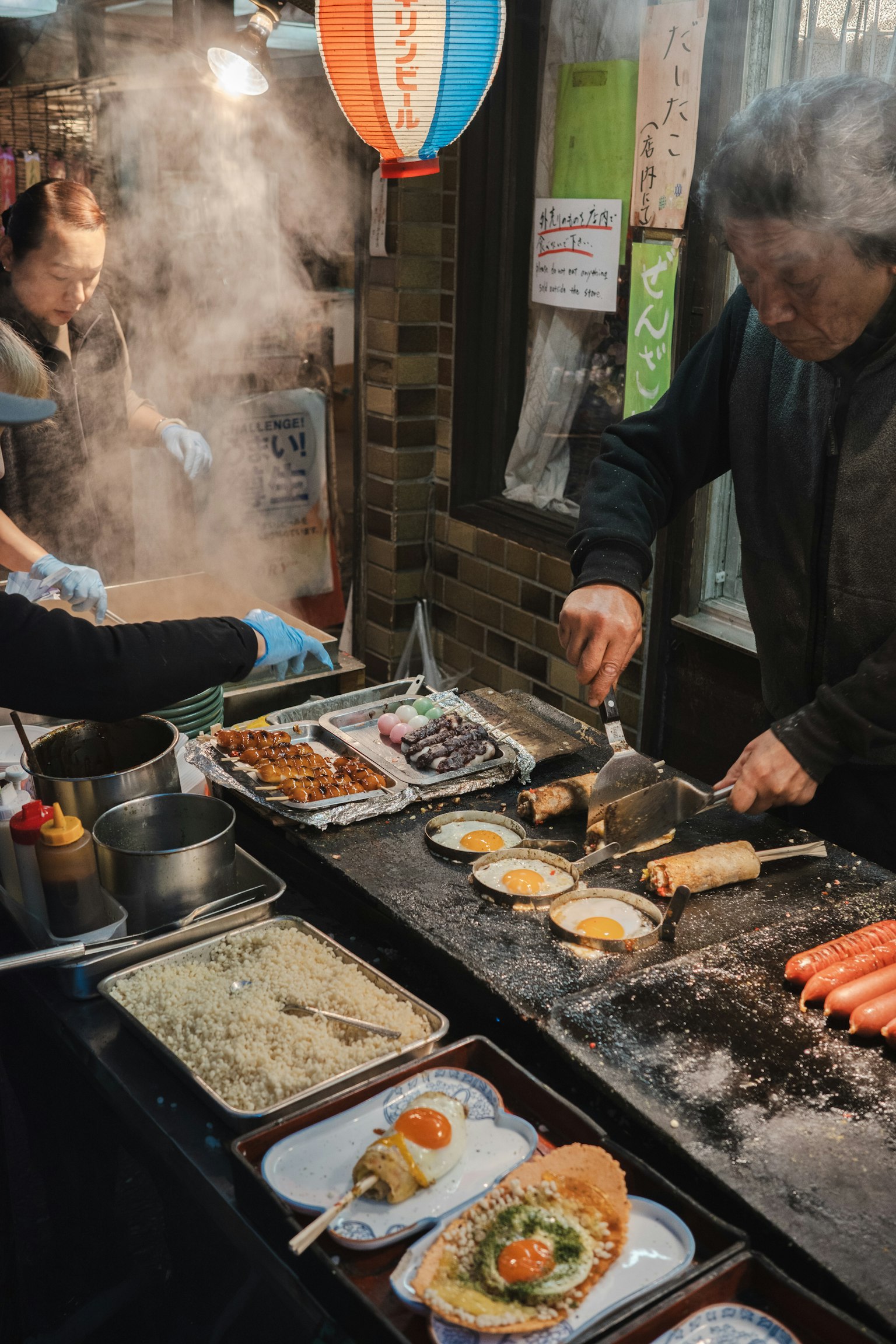 屋台で料理を作るシェフと蒸気が立ち上る風景