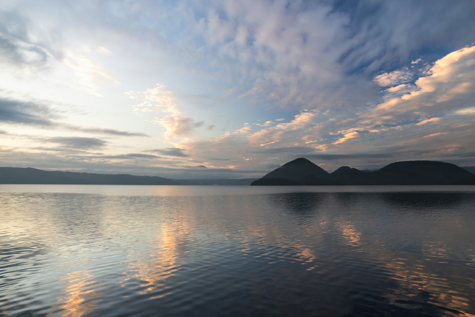 寧靜湖泊與背景山脈的美麗風景