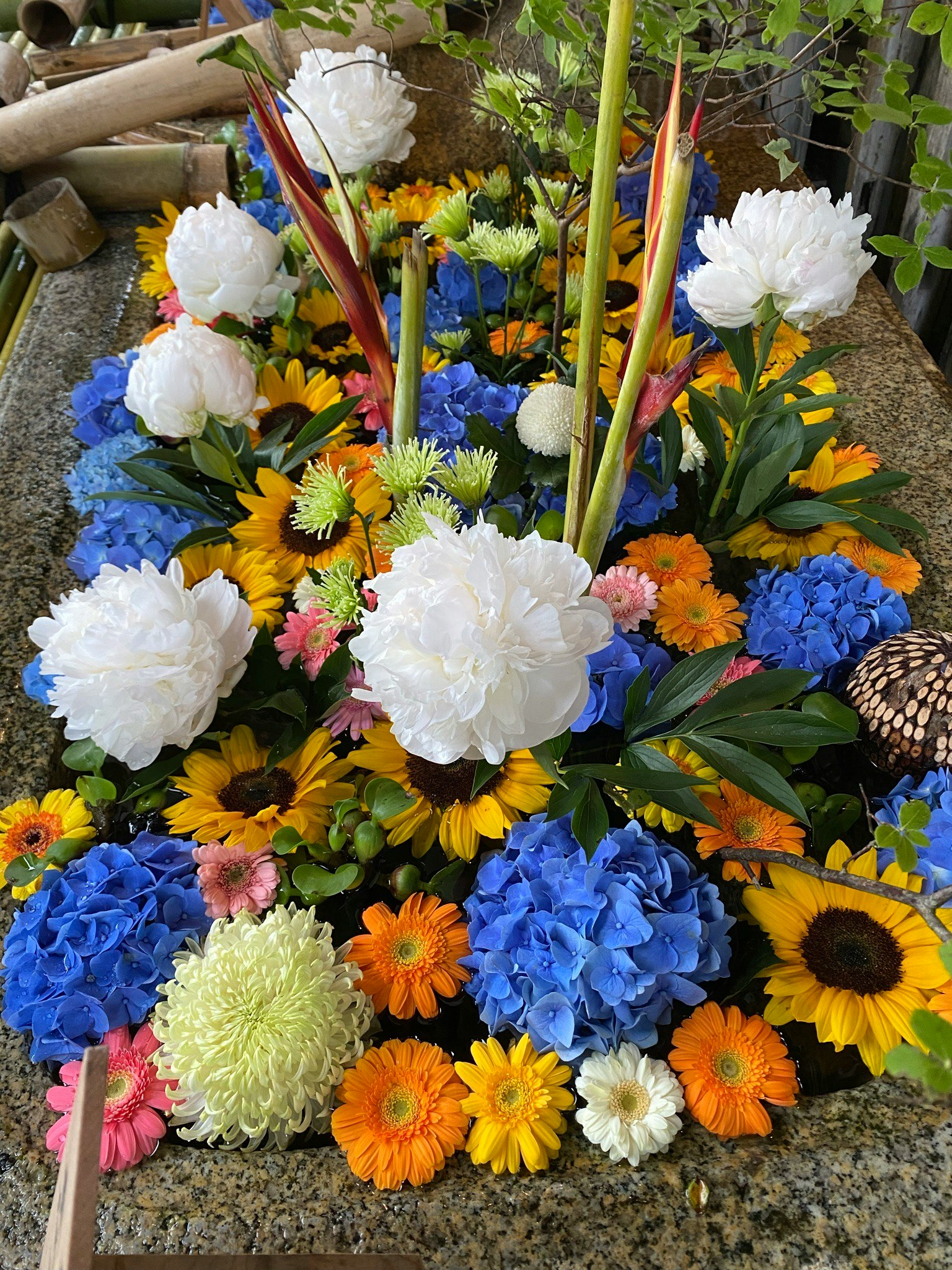 Buntes Hana-Temizu-Blumenarrangement am Kitano Tenmangu