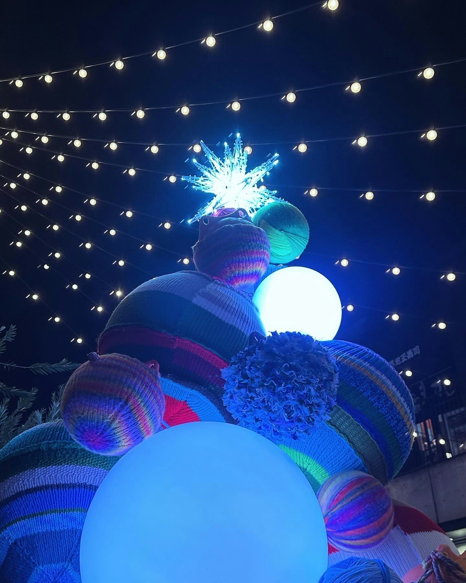 Albero di Natale colorato in filato con stella scintillante
