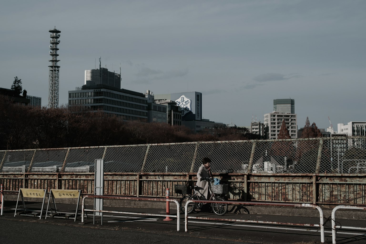 Imagen de una persona montando una bicicleta en un paisaje urbano con un fondo tenue