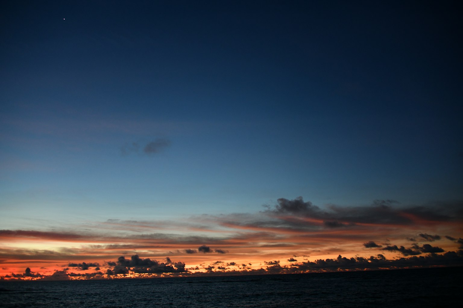 Degradado de azul y naranja en el cielo de la tarde