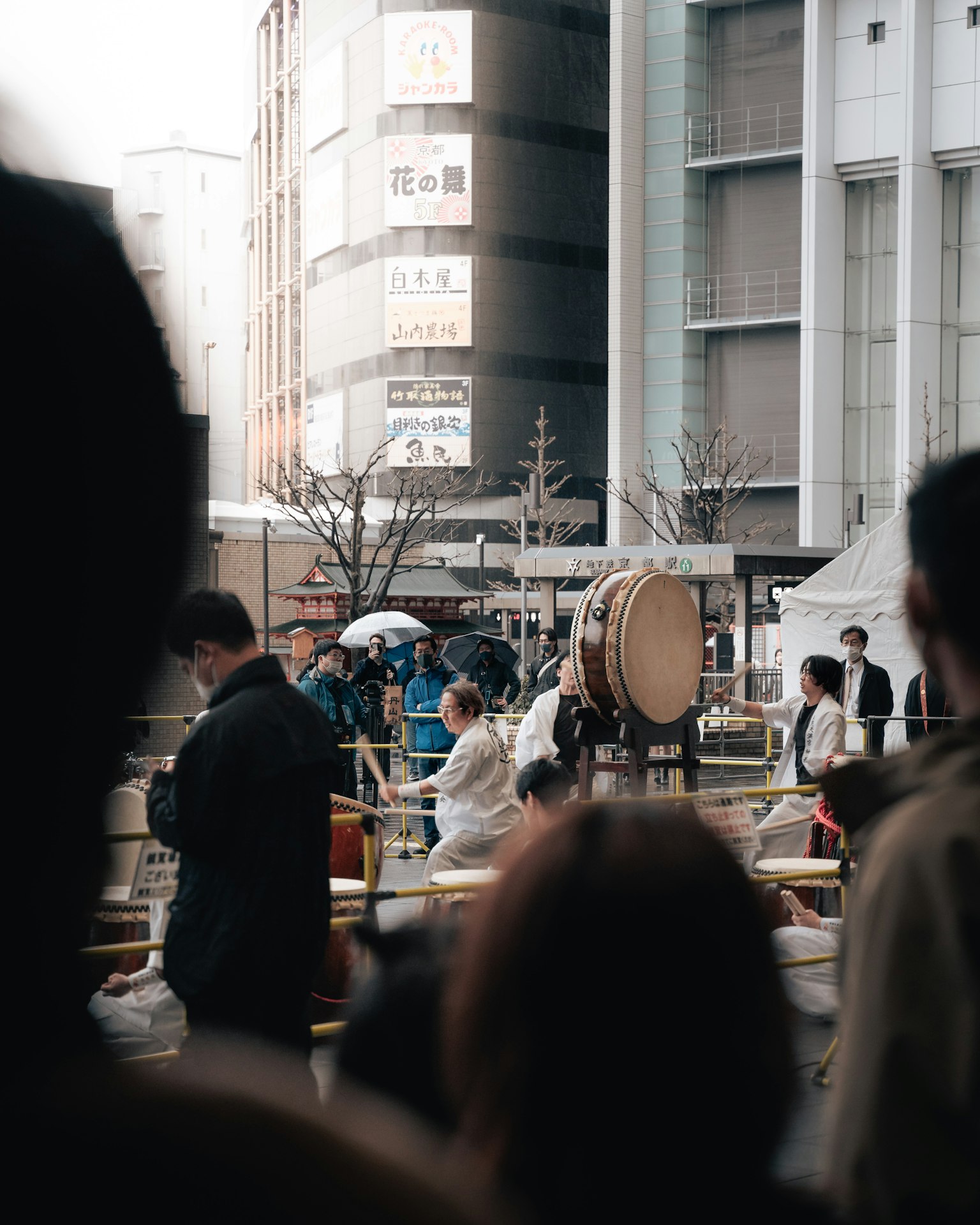 Foule lors d'un festival animé avec un tambour en évidence