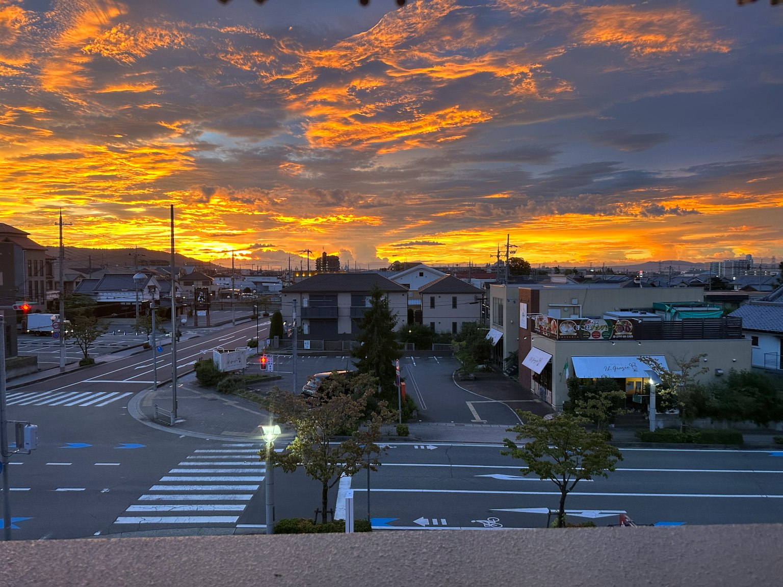Vue panoramique d'un ciel au coucher de soleil sur un quartier résidentiel