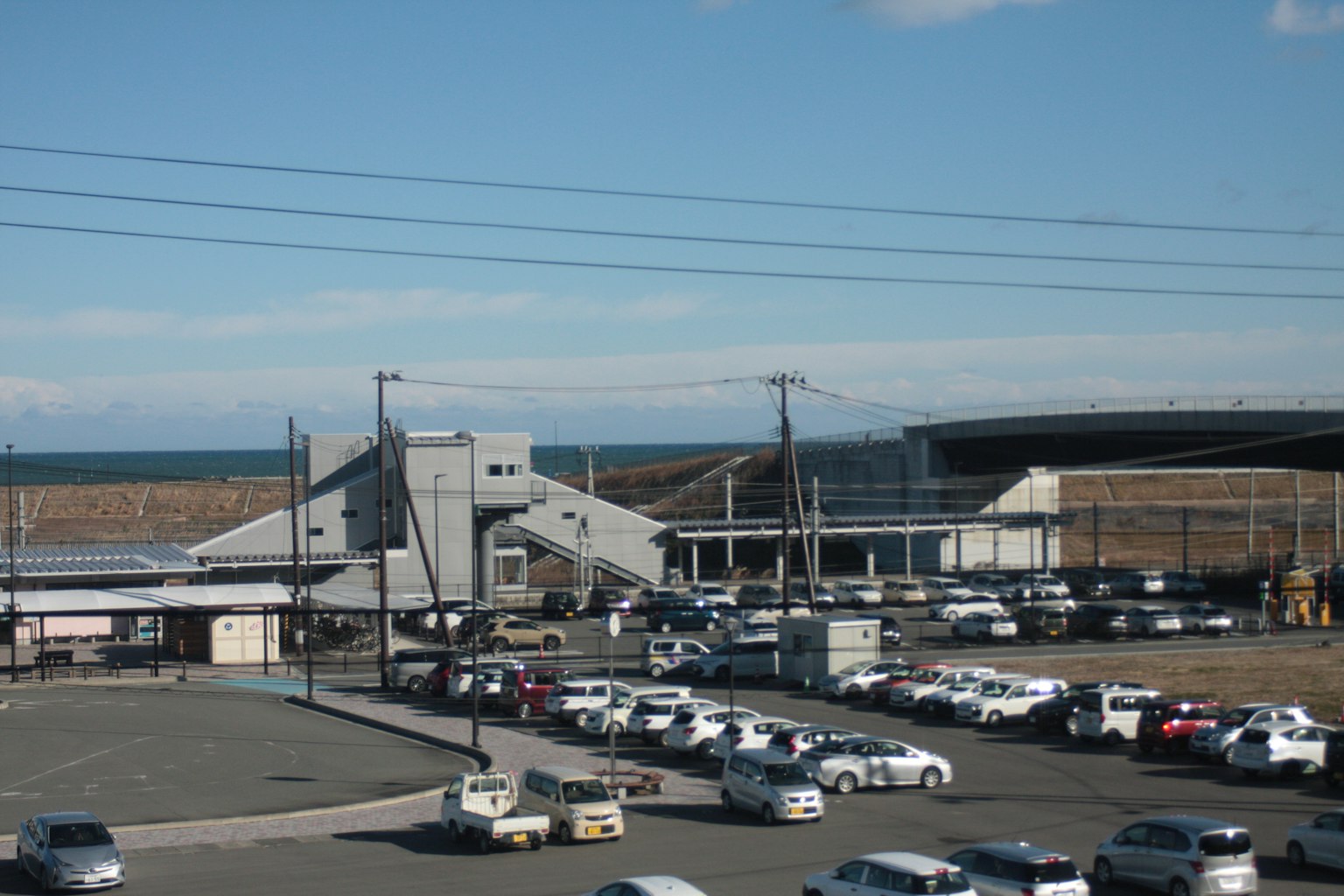 Bâtiment industriel près de la mer avec un parking
