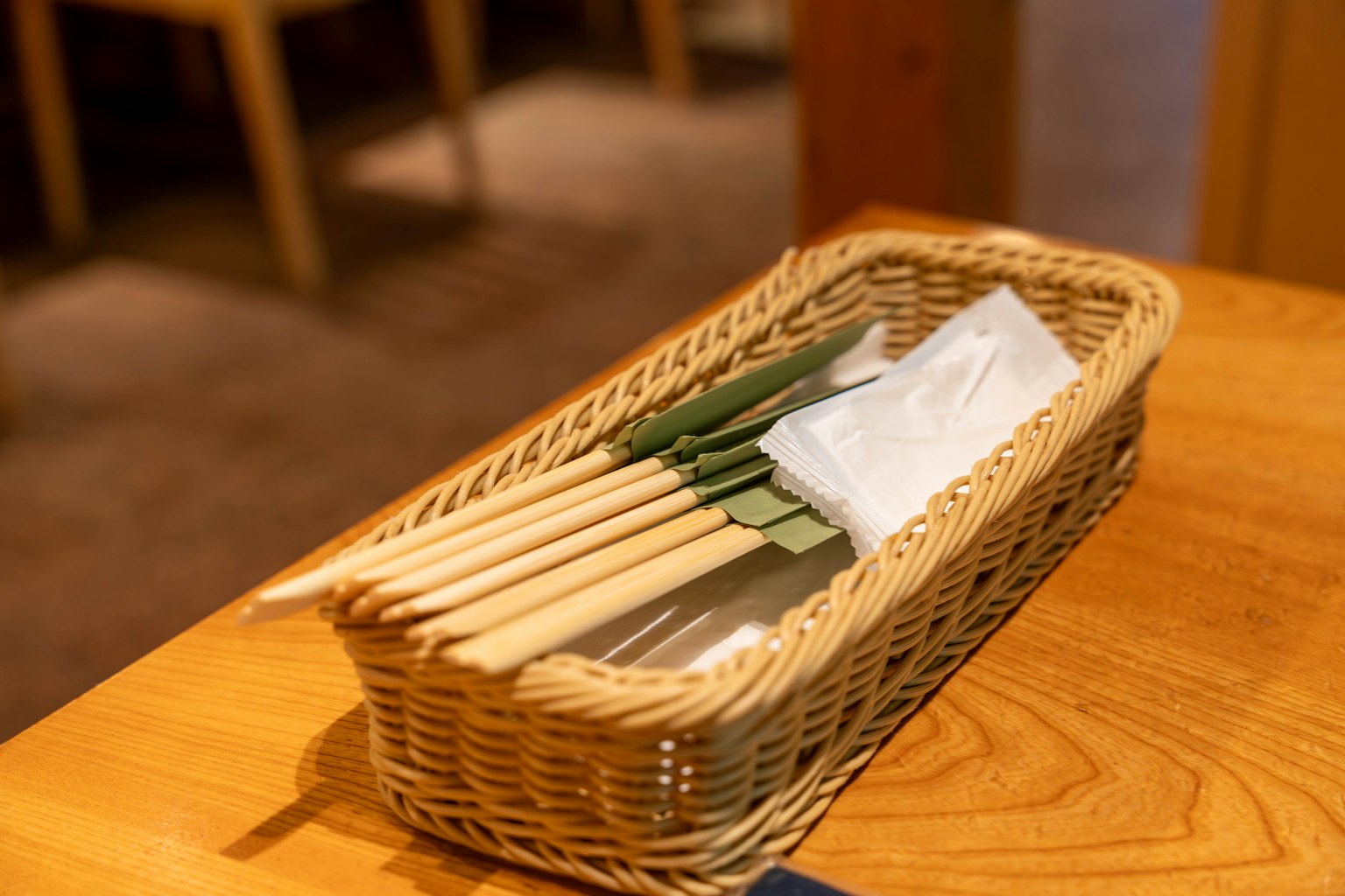 Cesta de bambú con palillos desechables y una servilleta