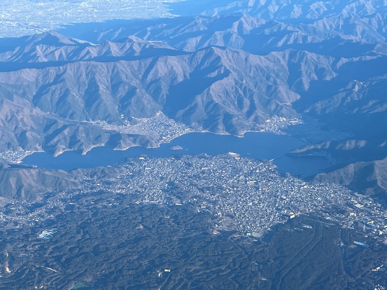 從空中俯瞰山脈和湖泊以及一個小鎮