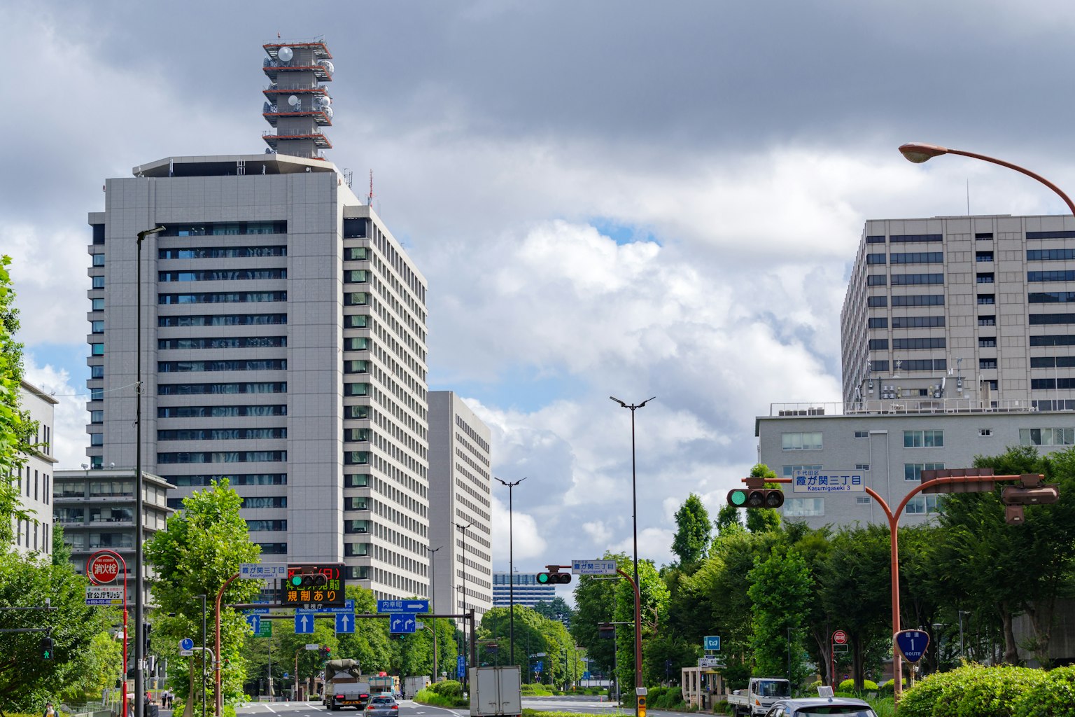 城市街道與高樓大廈和藍天