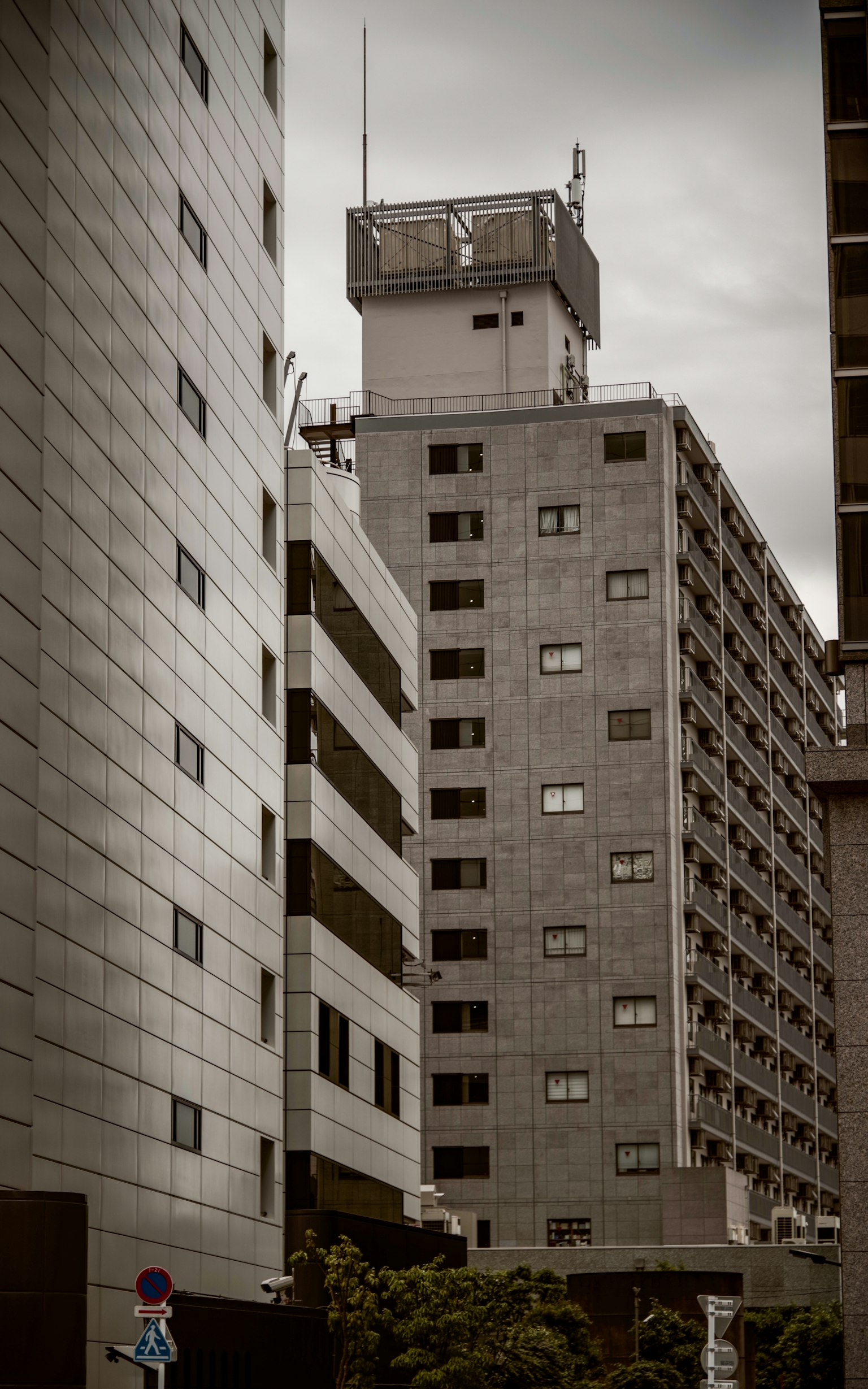 现代建筑外观被高层建筑包围