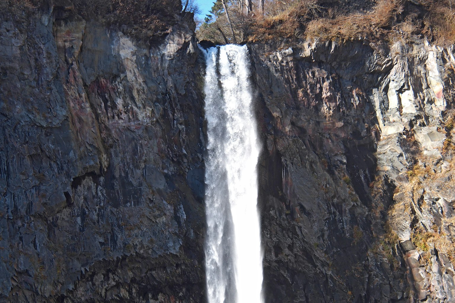 Ein atemberaubender Wasserfall, der von einer felsigen Klippe herabstürzt