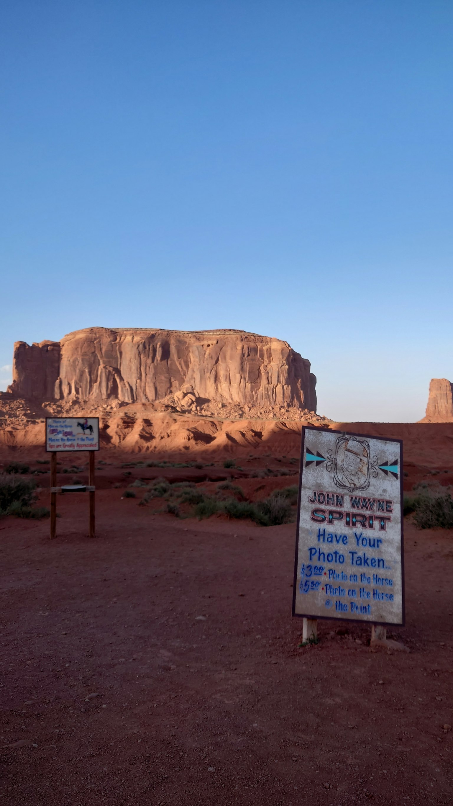 Landschaft von Monument Valley mit Schildern und Felsformationen