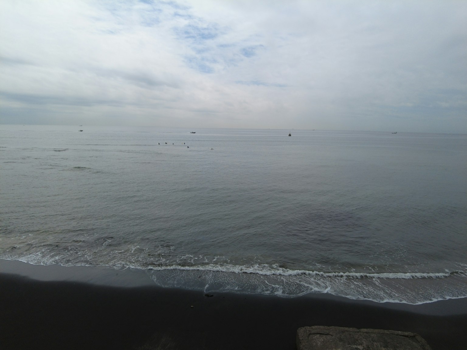 Ruhiges Meer mit bewölktem Himmel