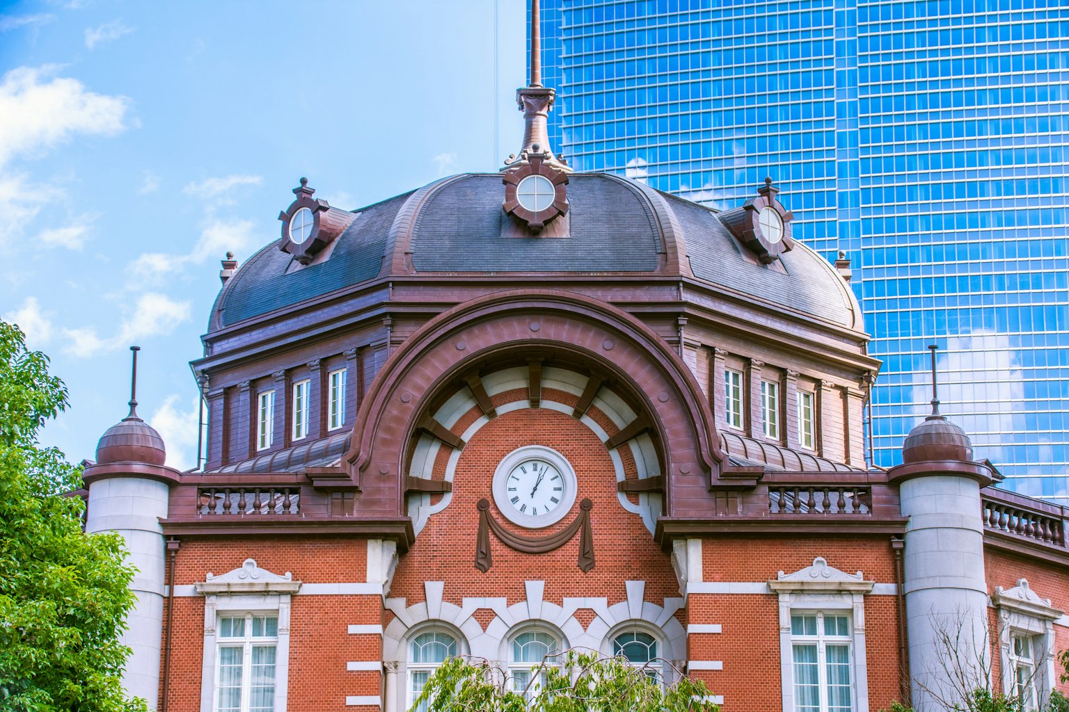 La bella cupola e la facciata in mattoni rossi della stazione di Tokyo