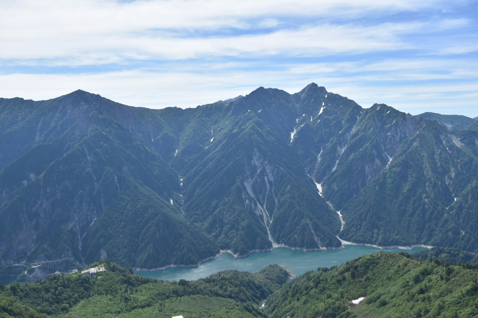 Pemandangan indah pegunungan dan danau di bawah langit biru