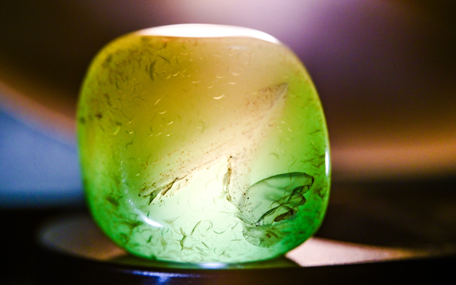 Transluzente grüne Steine, die von Licht beleuchtet werden