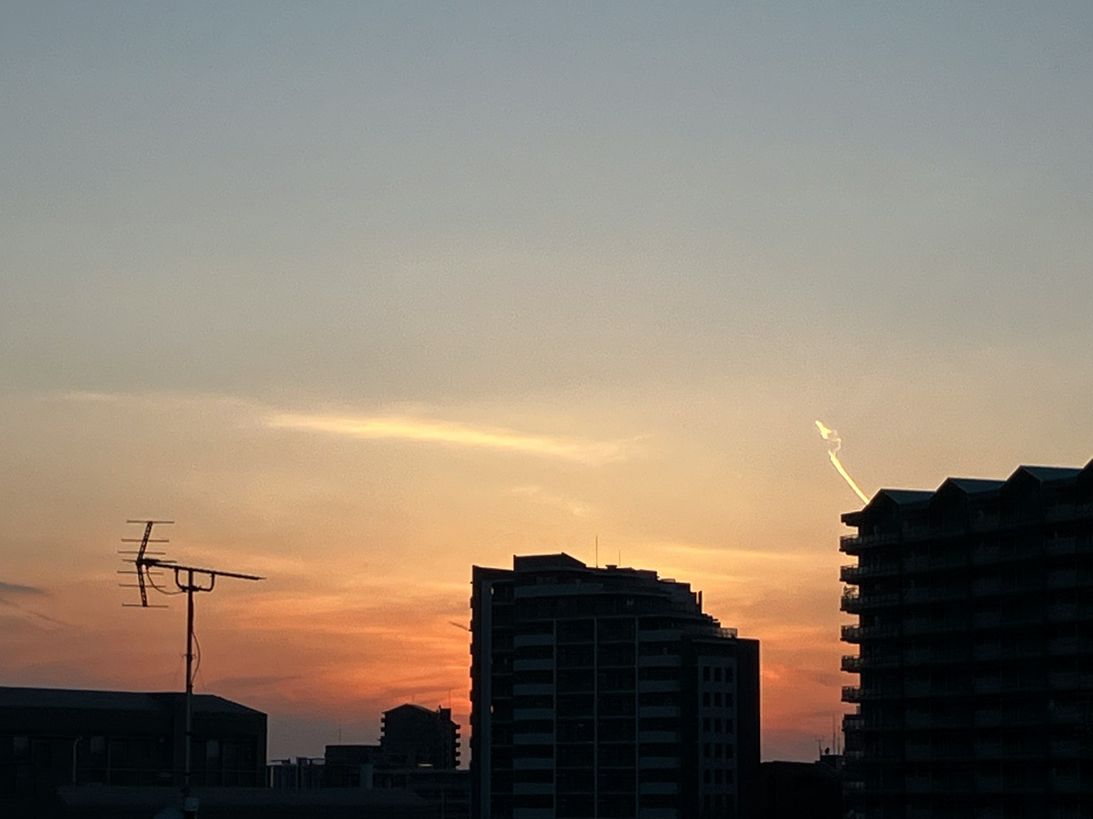 彩色日落天空下的建筑轮廓