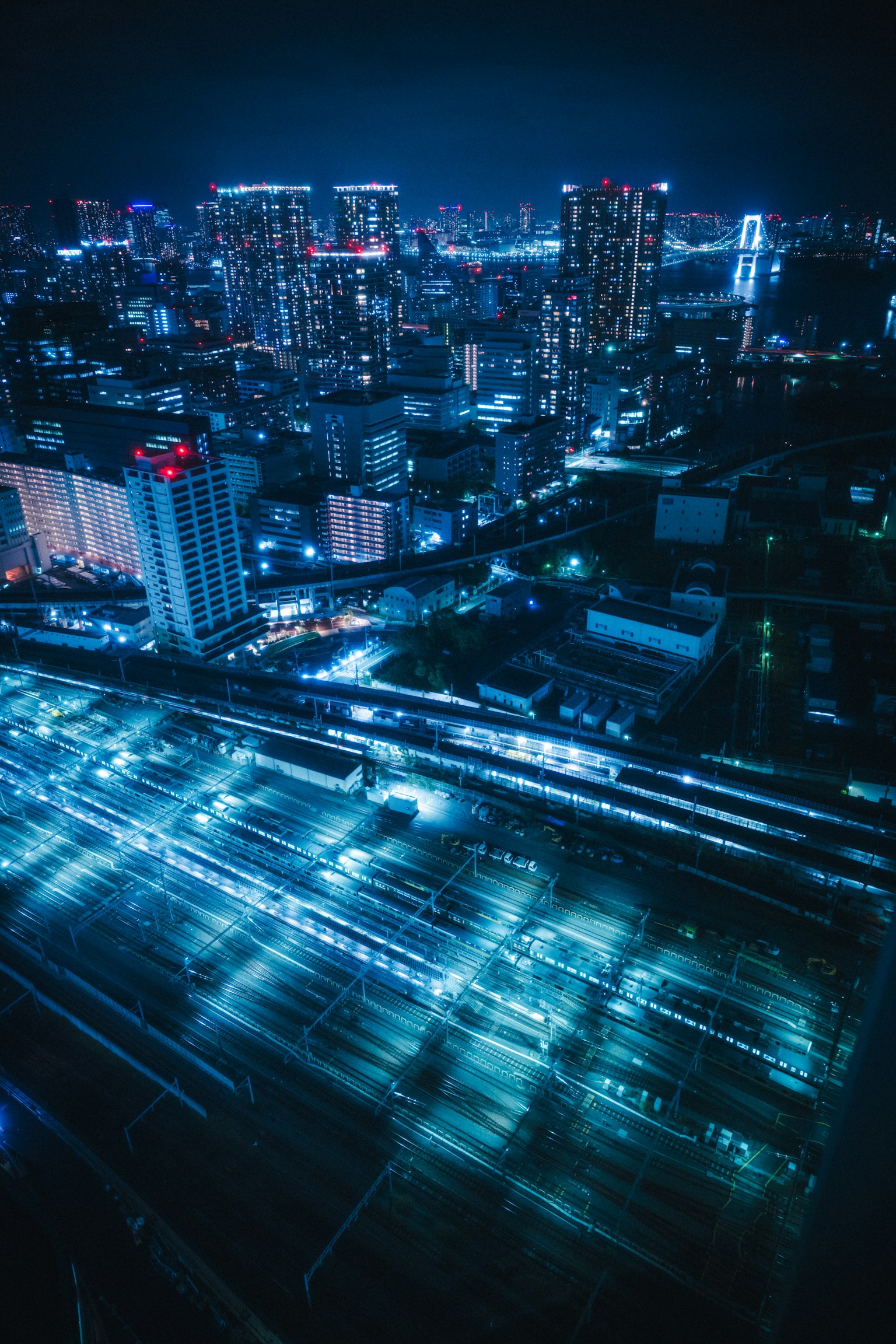 Paysage urbain nocturne avec des lumières de train en mouvement gratte-ciels en arrière-plan