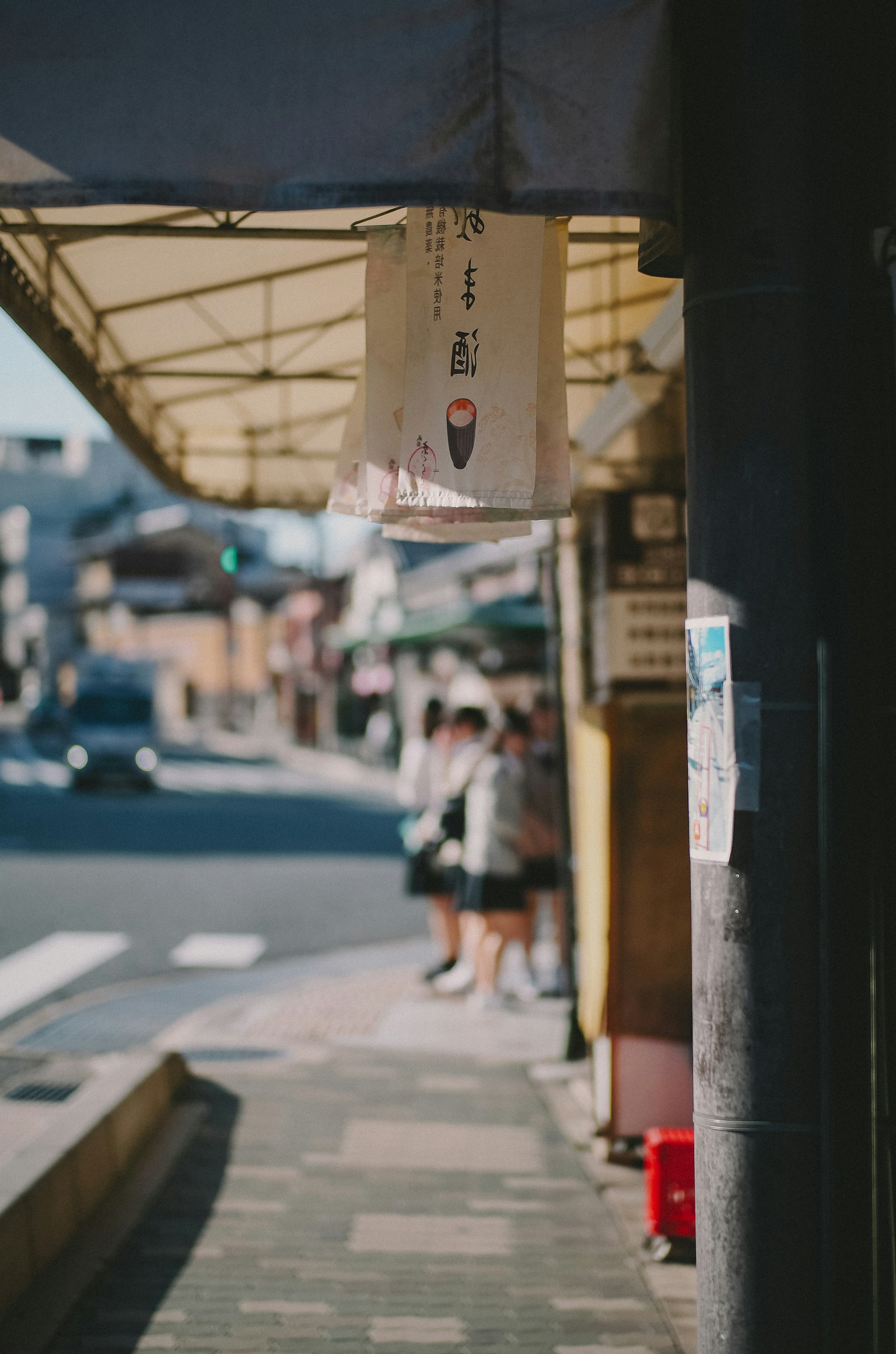 ทิวทัศน์ถนนที่มีป้ายร้านค้าและคนเดินในพื้นที่การค้า