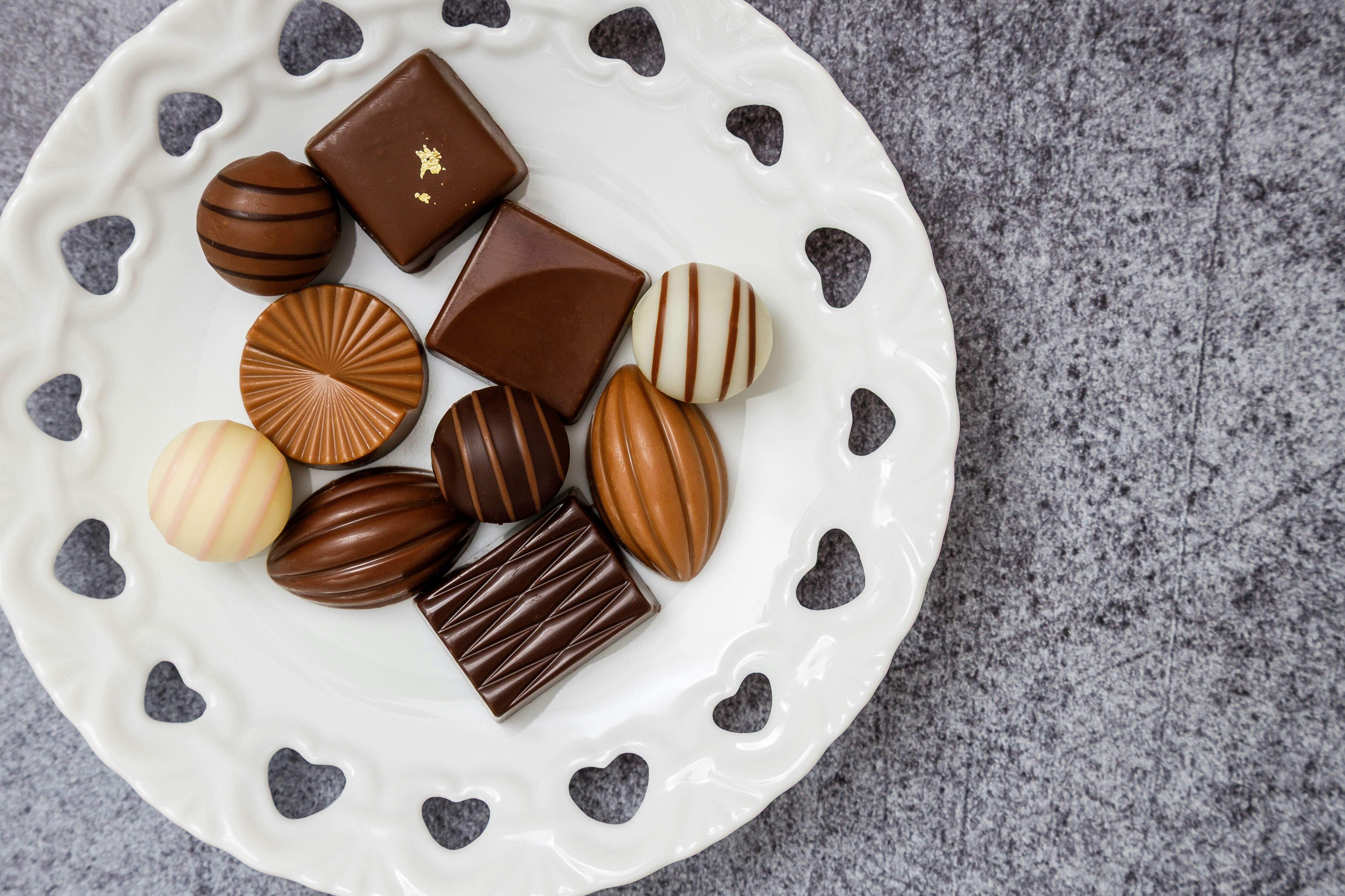 ハート模様の皿に盛られたチョコレート菓子