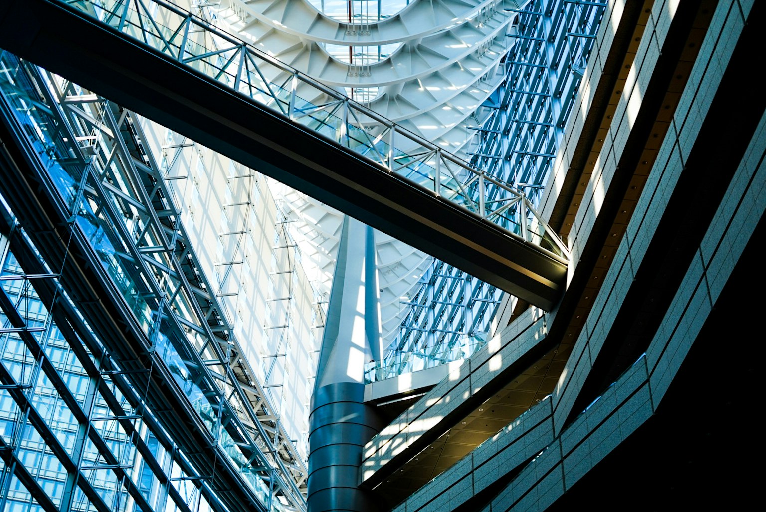 Foto di un interno architettonico con elementi di design in vetro e metallo