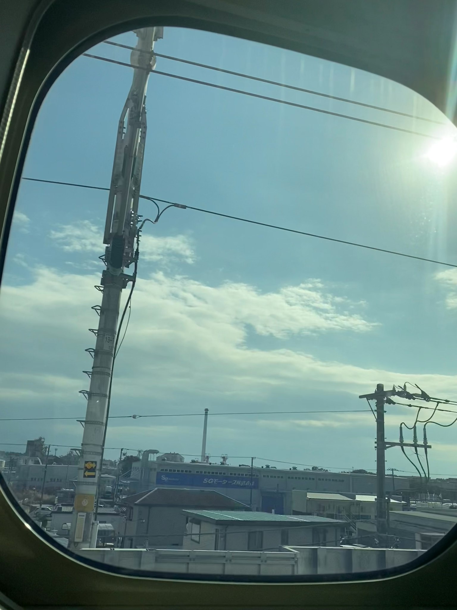 火车窗外的景色 蓝天和白云 有电线杆和电线
