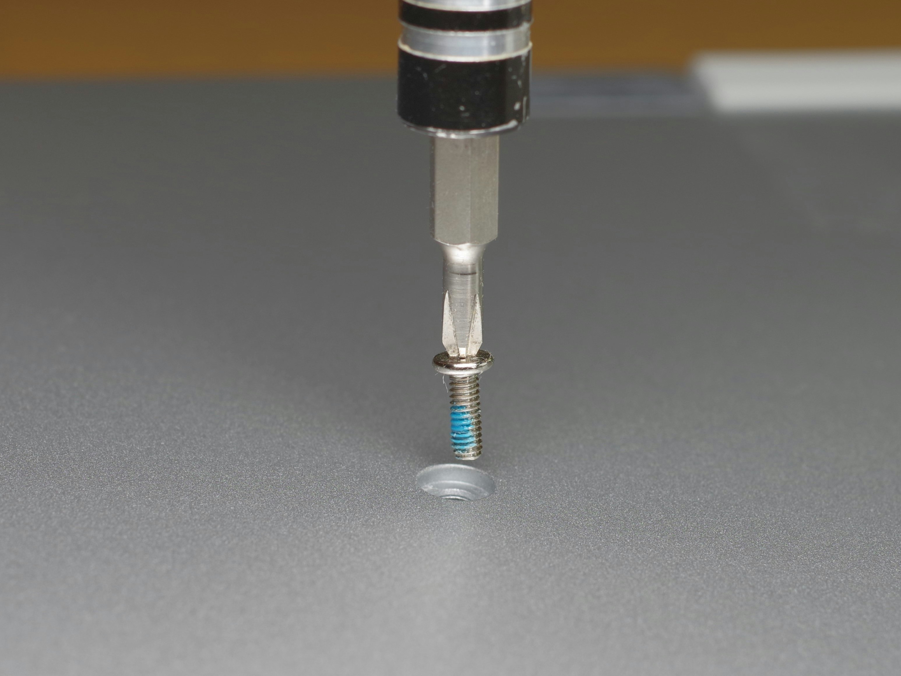 精密機器で基板に部品を取り付ける様子