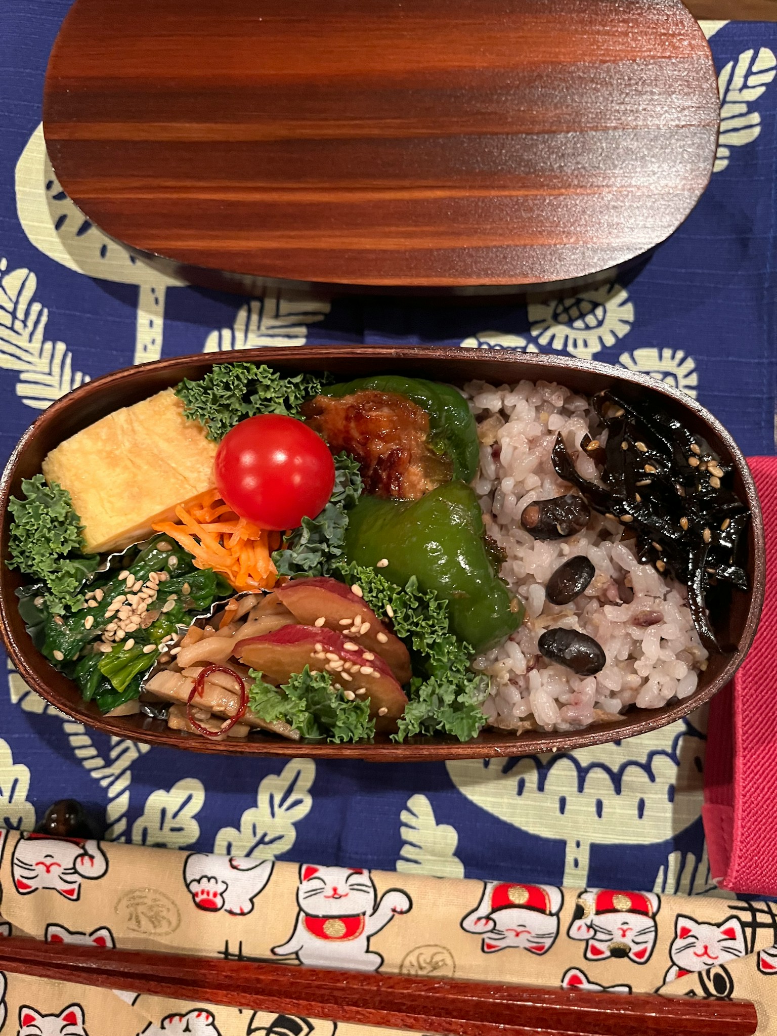 Hộp bento đầy nguyên liệu màu sắc và món ăn kèm