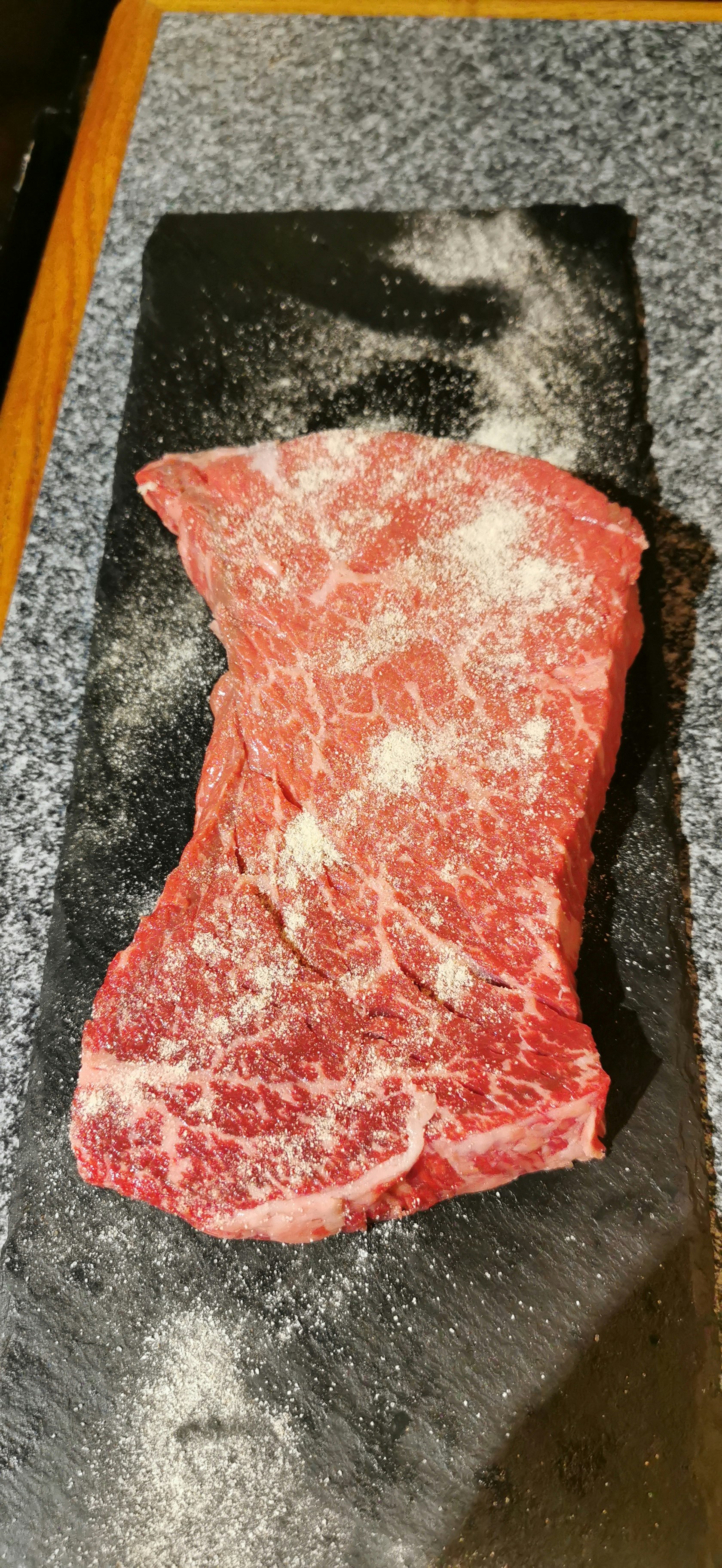 黑色托盤上的紅色肉片