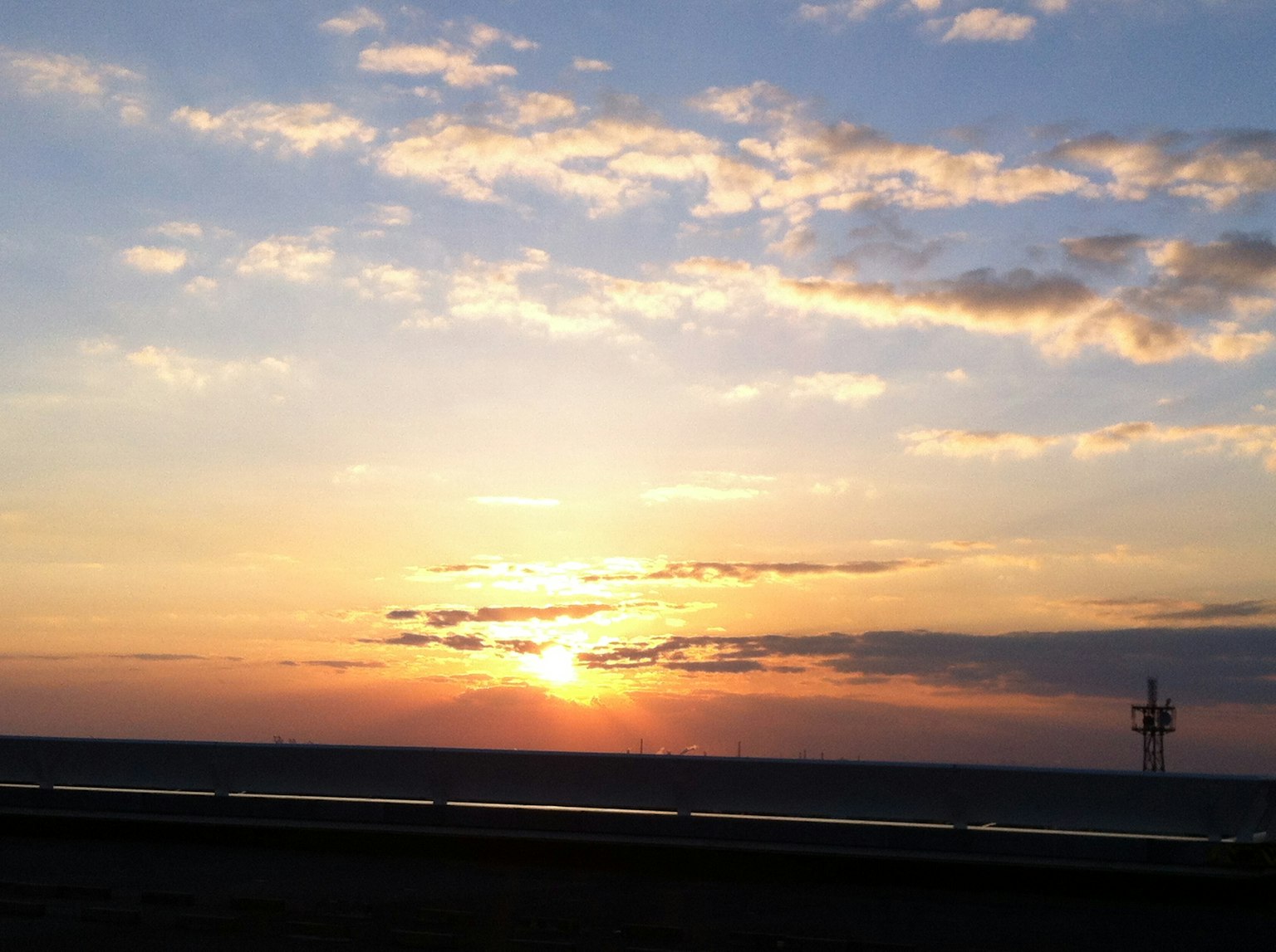 美麗的日落在海上，天空呈現橙色和藍色的漸變