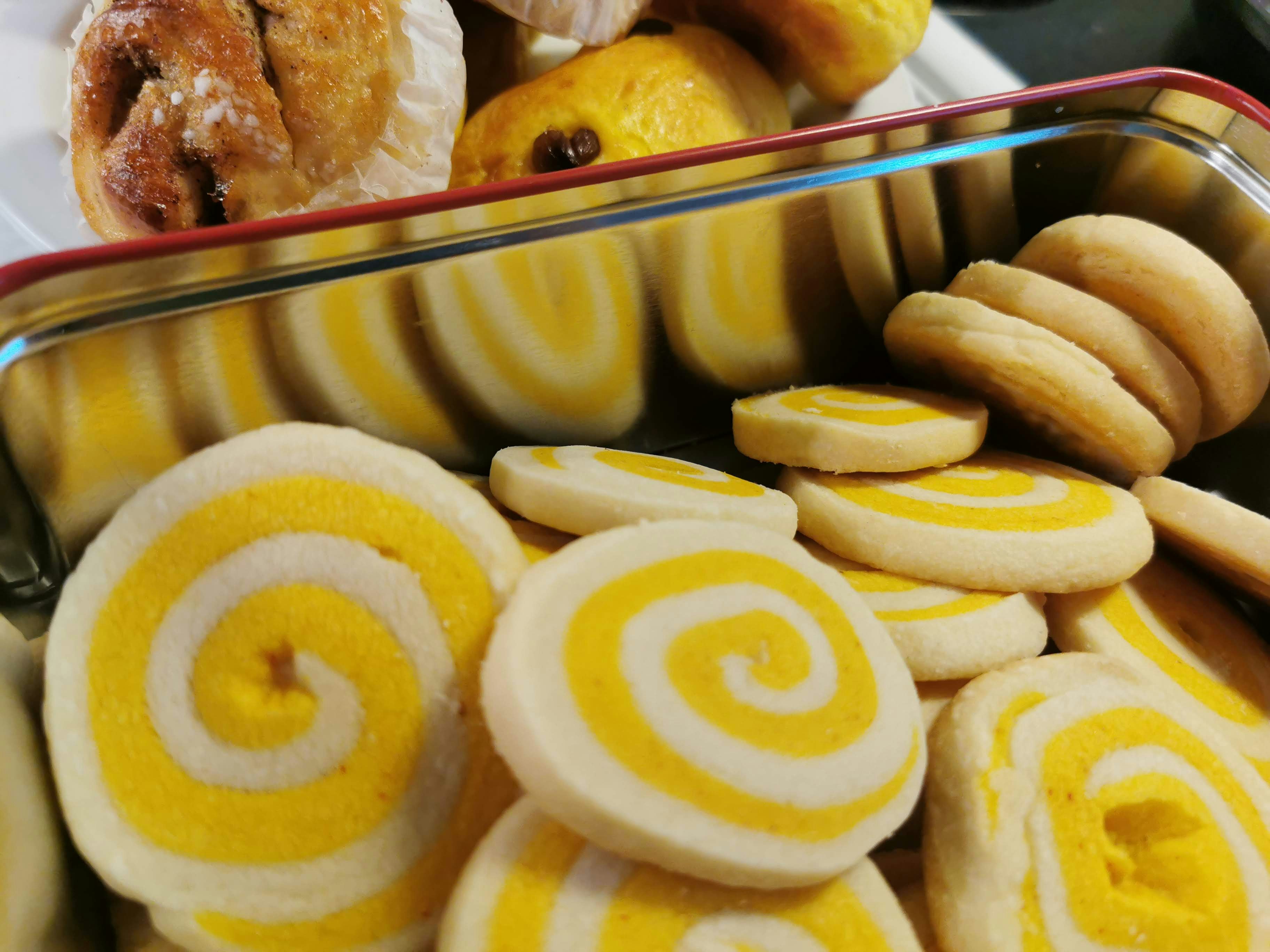 Sortiment aus Spiralplätzchen und geschnittenem Gebäck