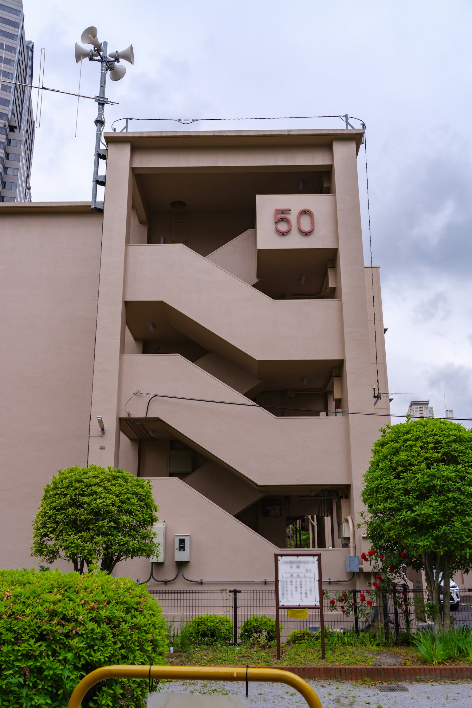 갈색 건물 외관에 계단과 번호 50이 있는 모습