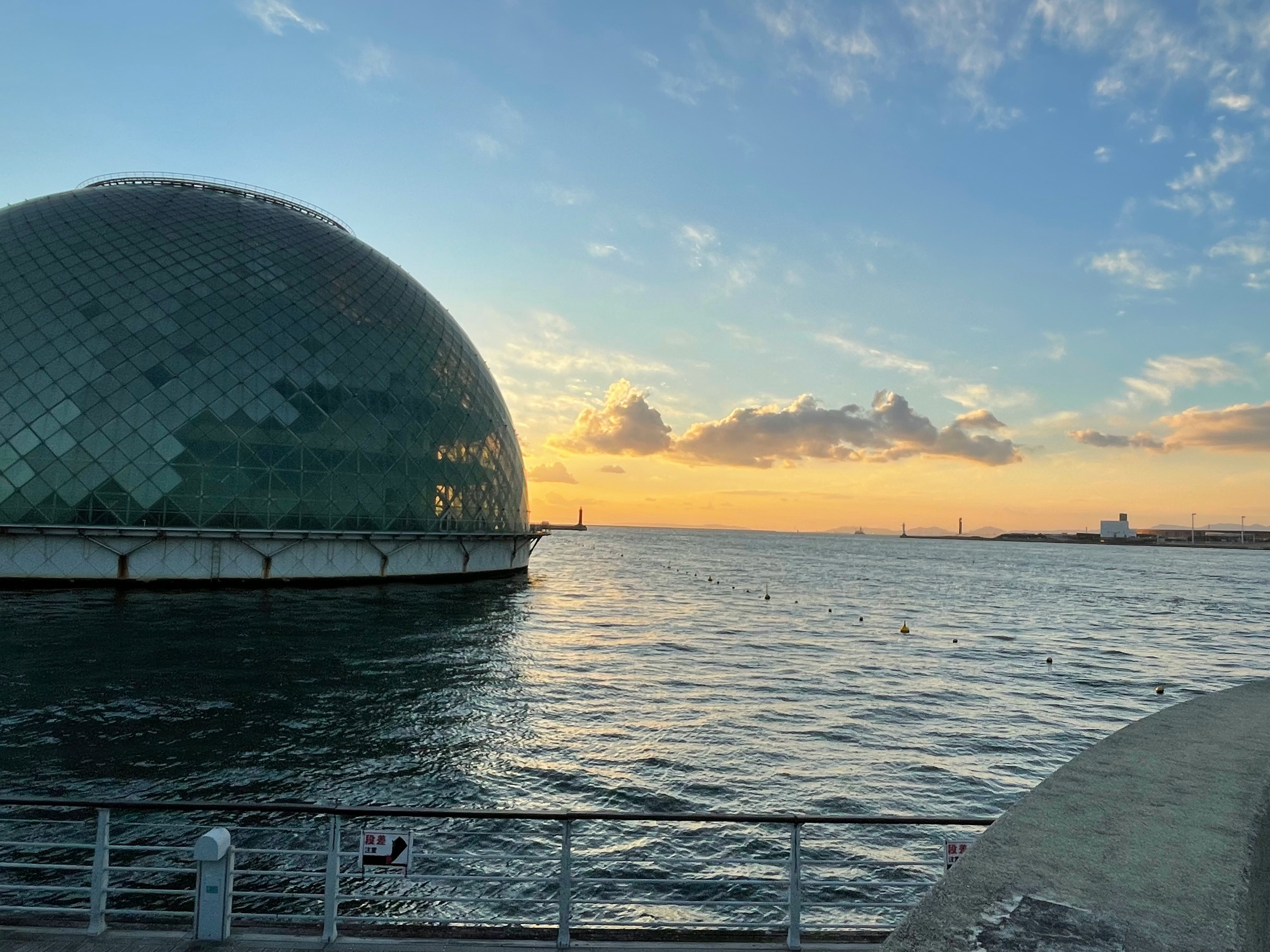 海邊圓頂建築與海面日落