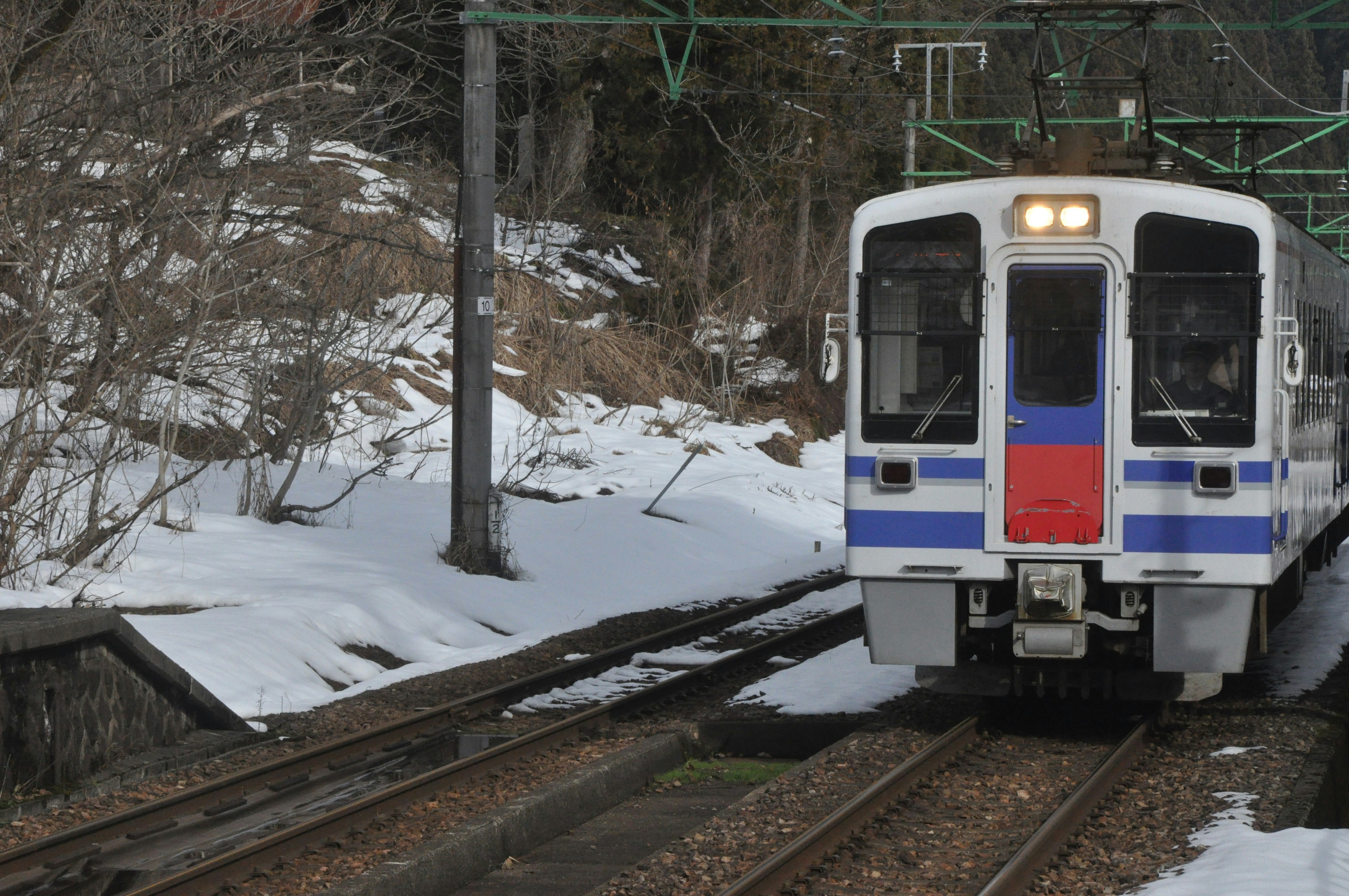 雪の線路を走る特急列車の前面