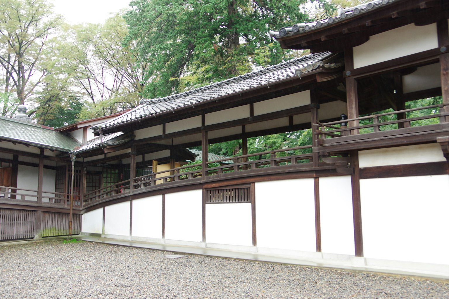 Arsitektur Jepang tradisional dikelilingi oleh halaman kerikil
