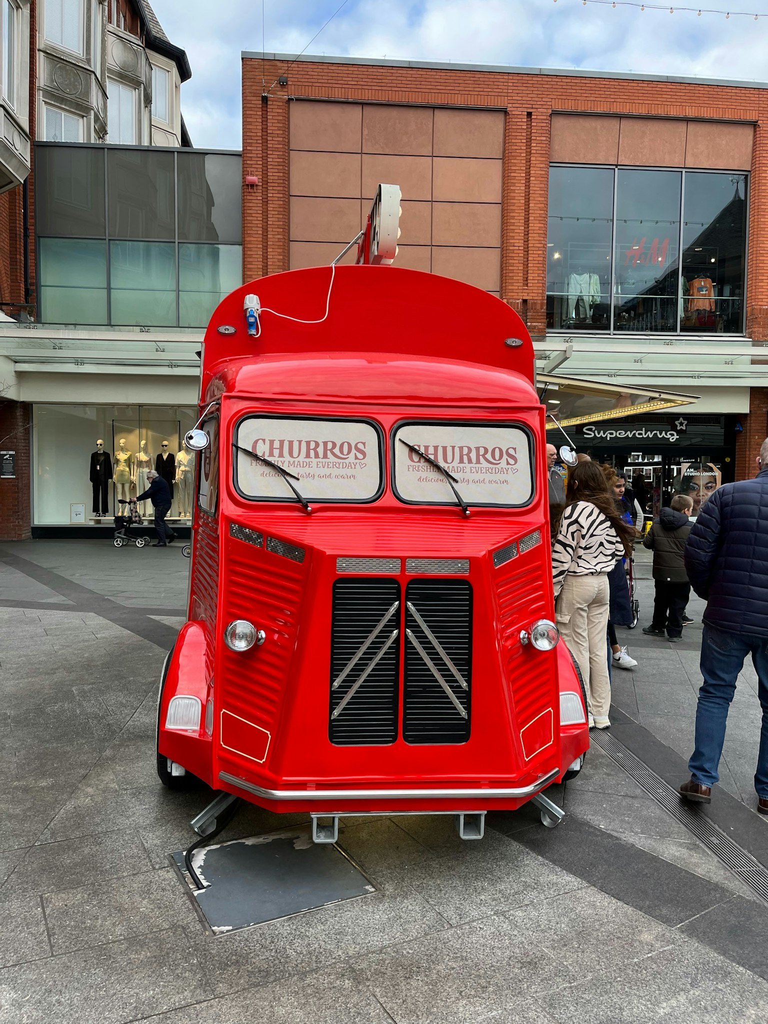 Camion di cibo rosso parcheggiato vicino alla gente