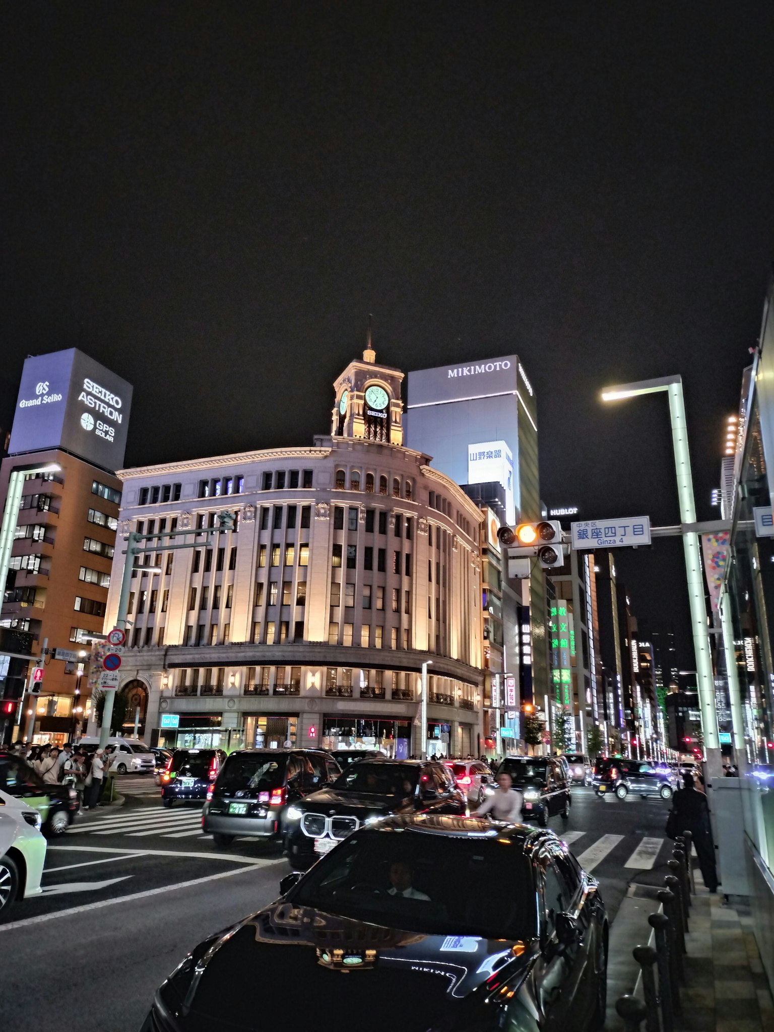 Khung cảnh đêm của Ginza với các tòa nhà được chiếu sáng và đường phố nhộn nhịp