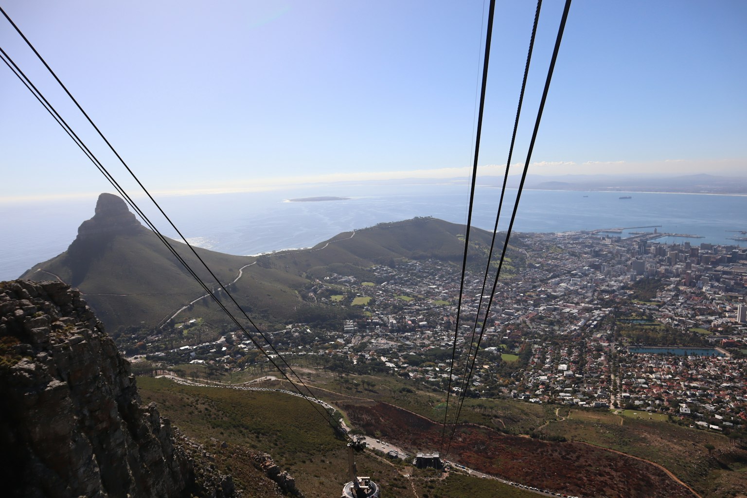 Cảnh từ Núi Bàn nhìn ra thành phố Cape Town và đại dương với dây cáp của cáp treo nhìn thấy được