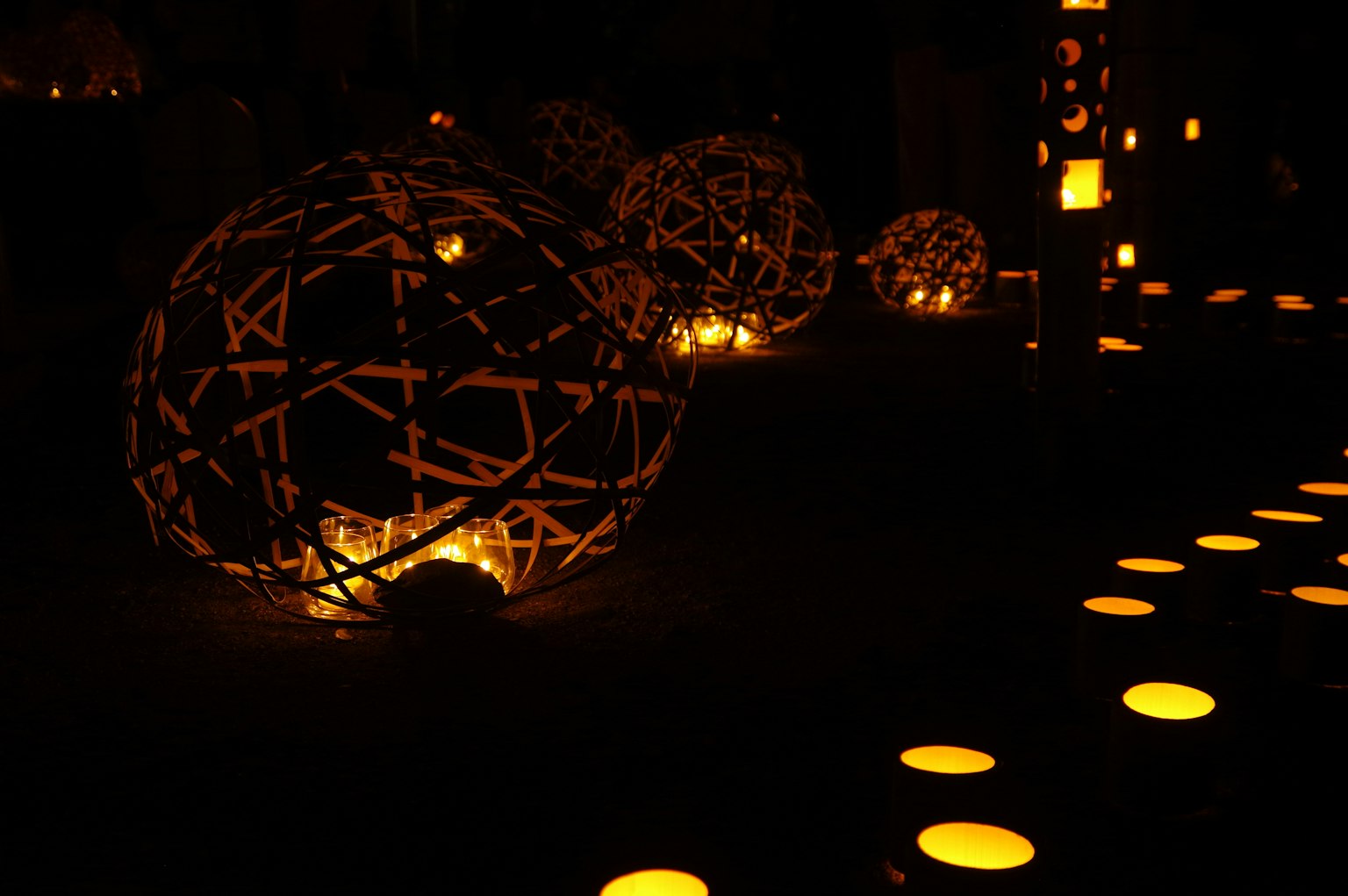 Lanternes sphériques illuminées et cercles lumineux sur un fond sombre