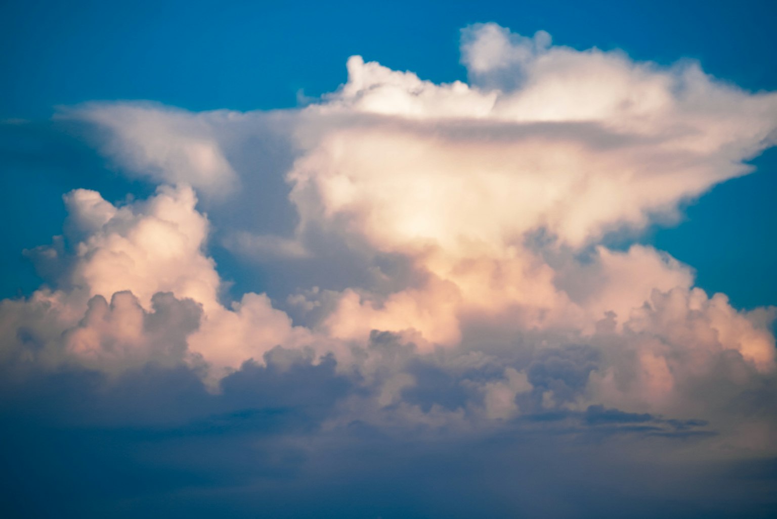 Une belle vue de nuages blancs contre un ciel bleu