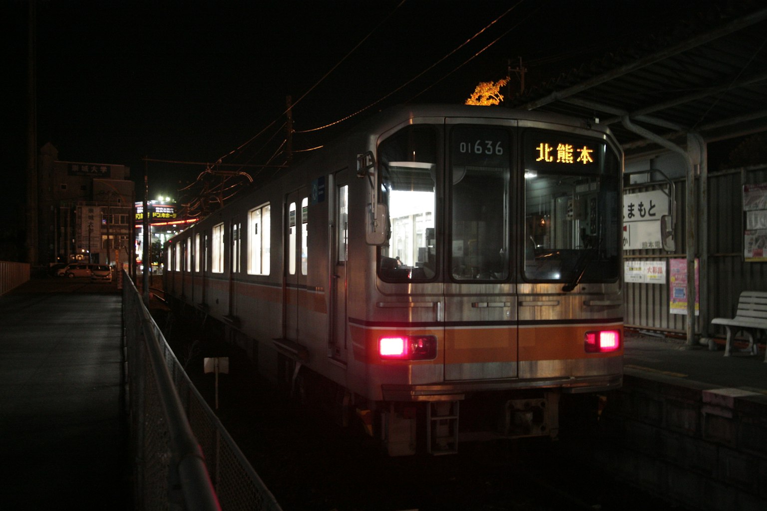 夜間停靠在車站的火車