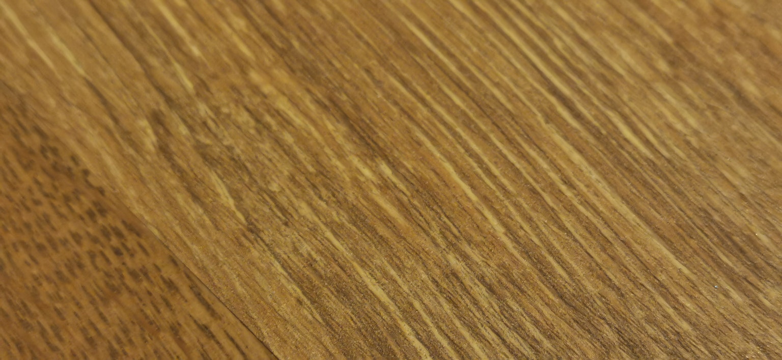 Superficie de madera cálida que muestra textura y patrones de grano