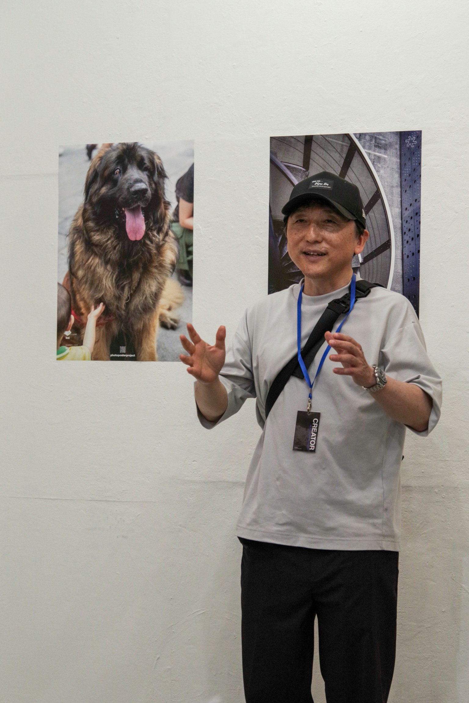 在狗照片前讲话的男人